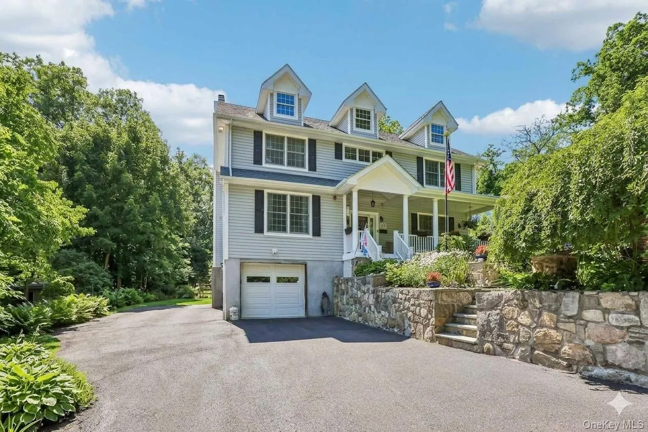 Featuring 4 Bedrooms and 3 full baths. Featuring 4 Bedrooms and 3 full baths.