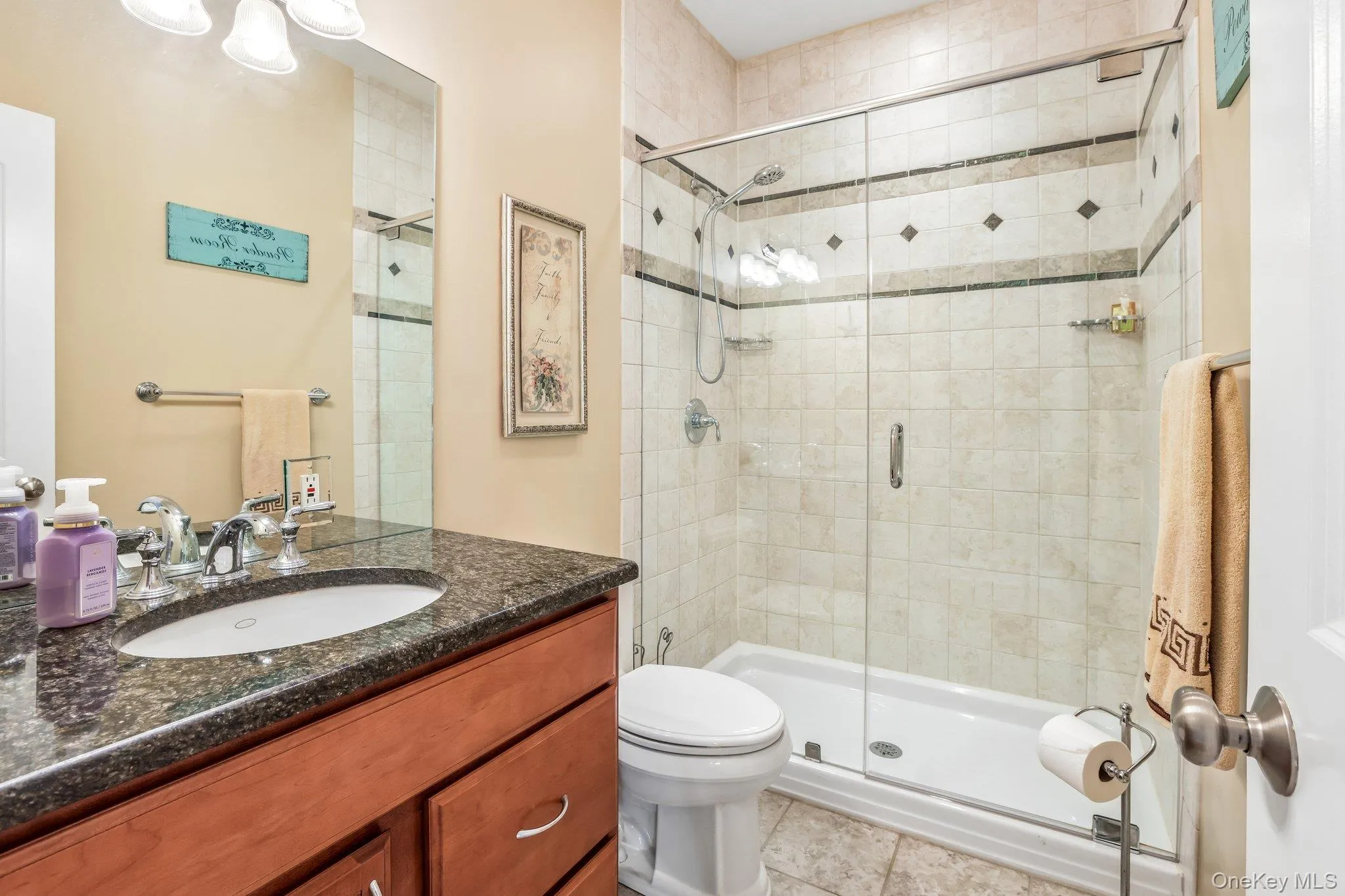 Full bathroom located on the first floor. Full bathroom located on the first floor.