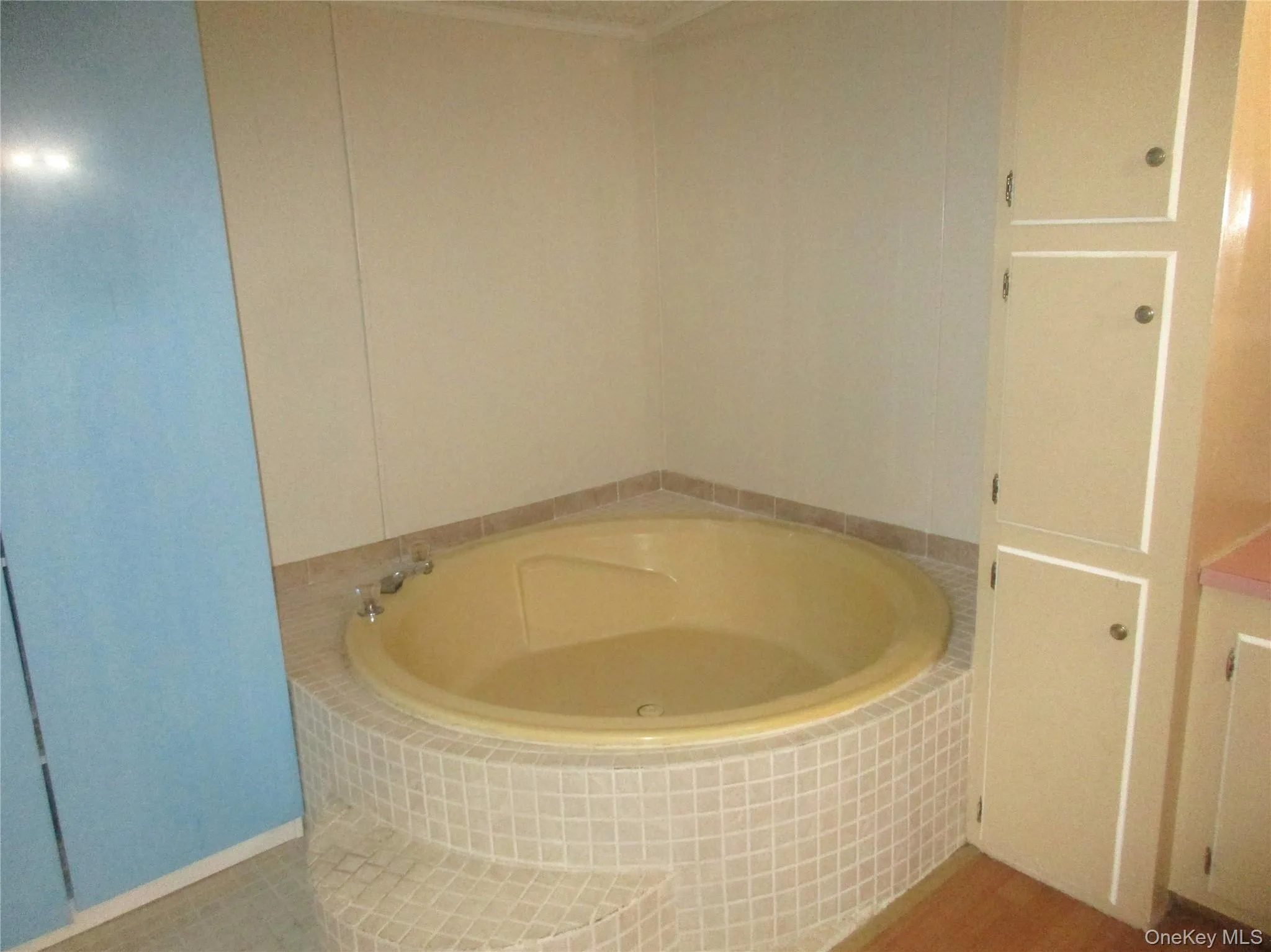 Round soaking tub Round soaking tub