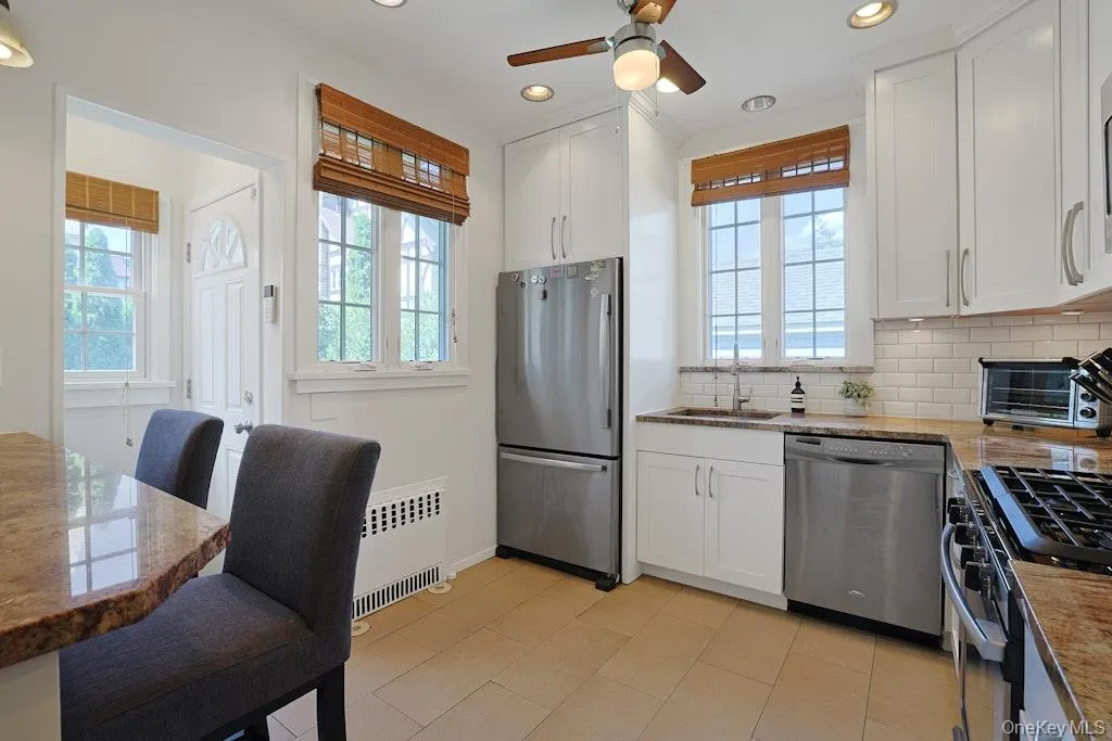 An Eat-In Kitchen Makes Life Easy An Eat-In Kitchen Makes Life Easy