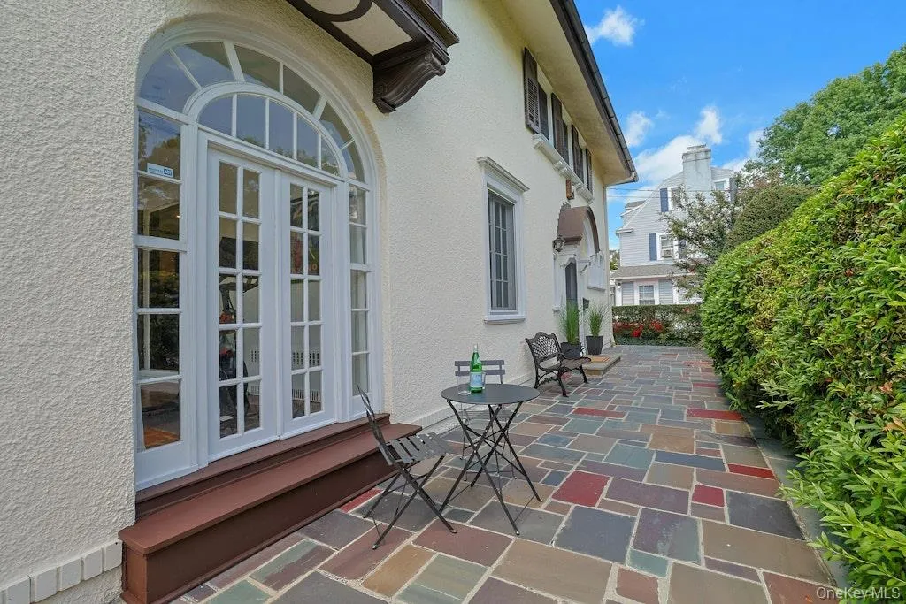Secluded Al Fresco Patio/Porch Out Front Secluded Al Fresco Patio/Porch Out Front