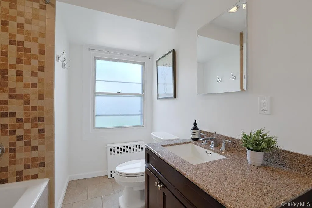 Full Hall Bath! Full Hall Bath!