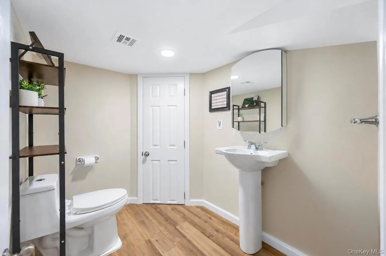 2 Pine Street, Huntington, NY, 2 Bedrooms Bedrooms, 6 Rooms Rooms,2 BathroomsBathrooms,Residential,For Rent,Pine,0,1029301 2 Pine Street, Huntington, NY, 2 Bedrooms Bedrooms, 6 Rooms Rooms,2 BathroomsBathrooms,Residential,For Rent,Pine,0,1029301