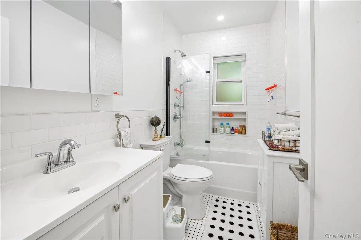 25 Van Duzen Place, Eastchester, NY, 4 Bedrooms Bedrooms, 7 Rooms Rooms,2 BathroomsBathrooms,Residential Lease,For Rent,Van Duzen,0,1029332 25 Van Duzen Place, Eastchester, NY, 4 Bedrooms Bedrooms, 7 Rooms Rooms,2 BathroomsBathrooms,Residential Lease,For Rent,Van Duzen,0,1029332
