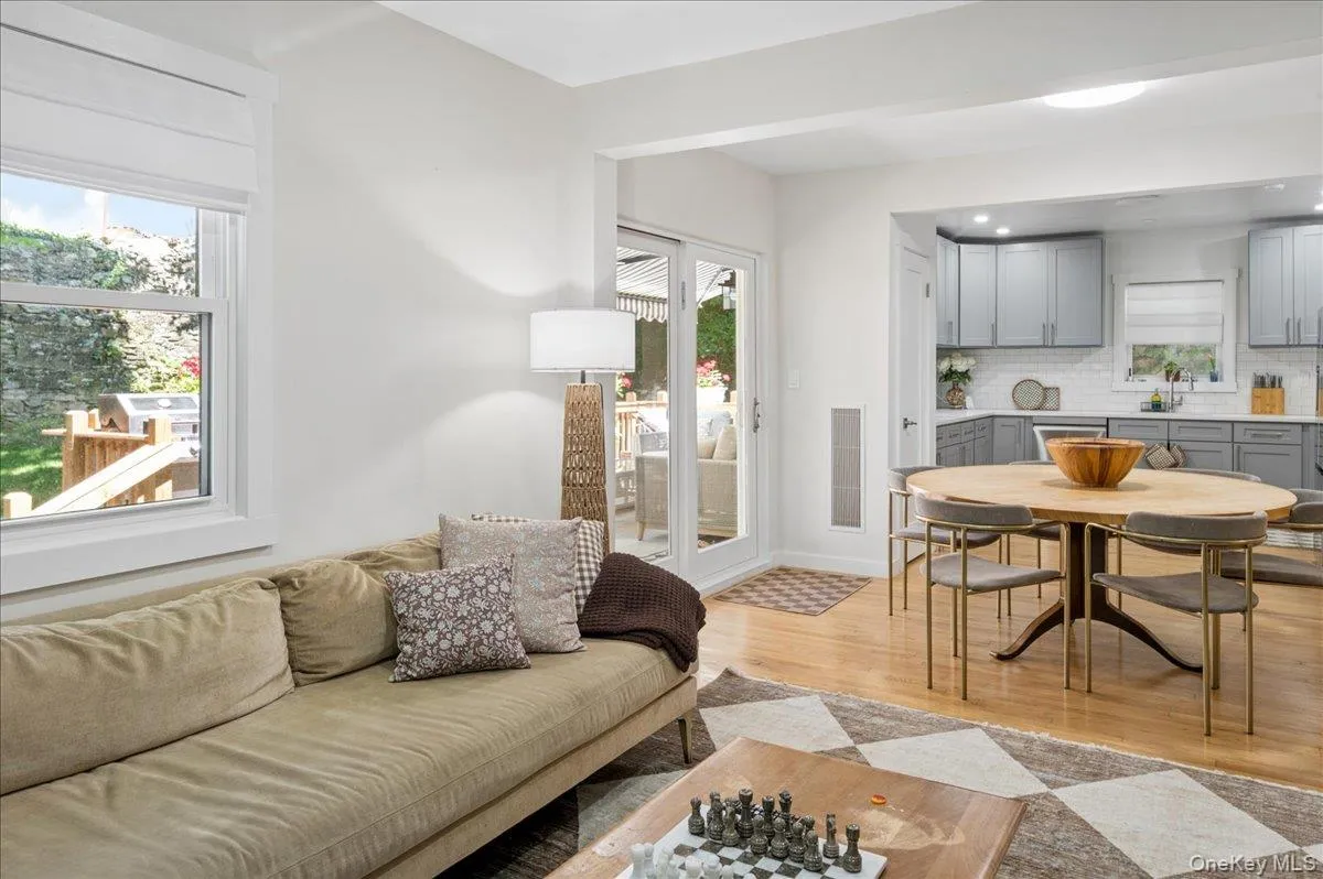 25 Van Duzen Place, Eastchester, NY, 4 Bedrooms Bedrooms, 7 Rooms Rooms,2 BathroomsBathrooms,Residential Lease,For Rent,Van Duzen,0,1029332 25 Van Duzen Place, Eastchester, NY, 4 Bedrooms Bedrooms, 7 Rooms Rooms,2 BathroomsBathrooms,Residential Lease,For Rent,Van Duzen,0,1029332