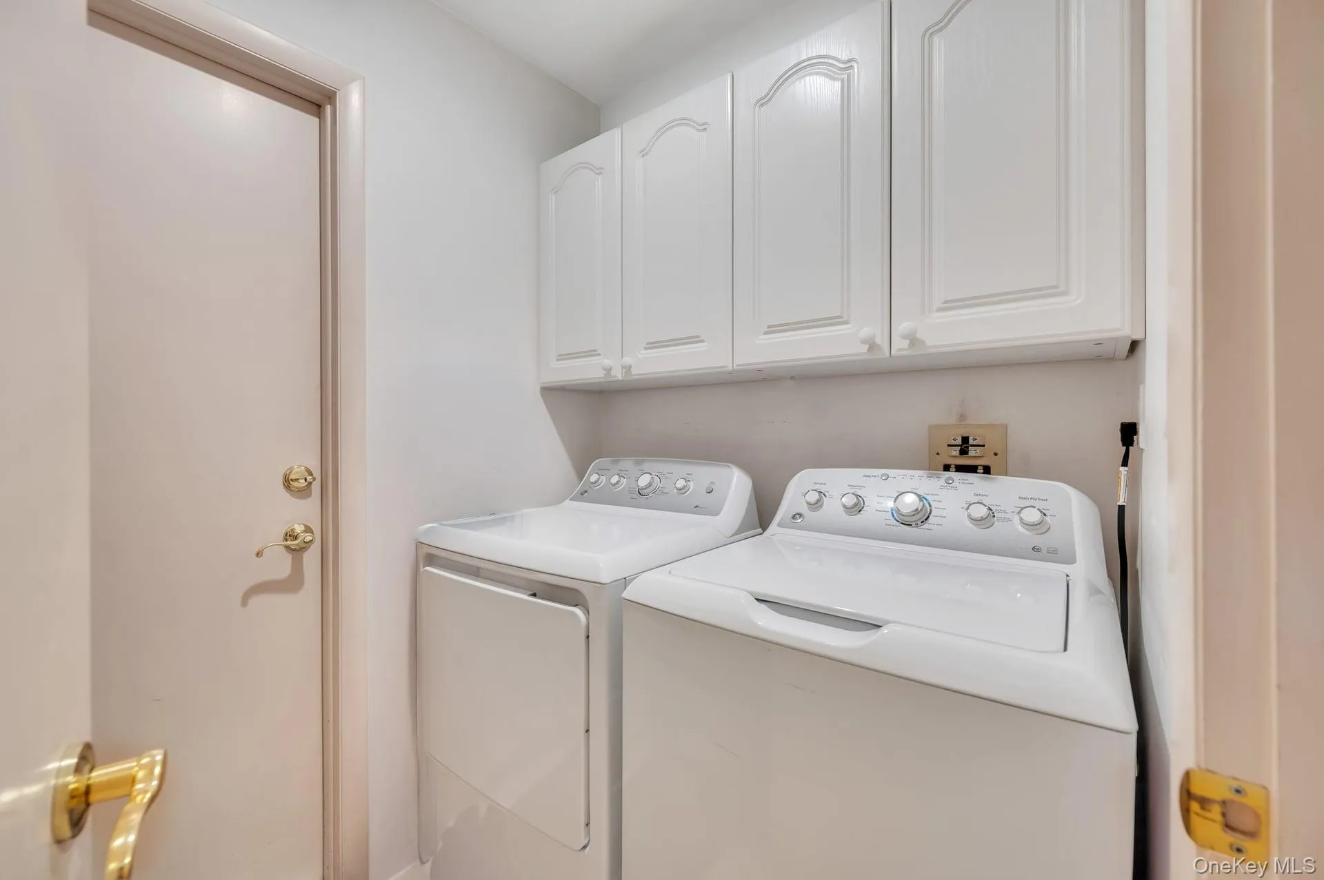 9 Alpine Place, Brookhaven, NY, 3 Bedrooms Bedrooms, 7 Rooms Rooms,2 BathroomsBathrooms,Residential,For Rent,Alpine,0,1029359 9 Alpine Place, Brookhaven, NY, 3 Bedrooms Bedrooms, 7 Rooms Rooms,2 BathroomsBathrooms,Residential,For Rent,Alpine,0,1029359