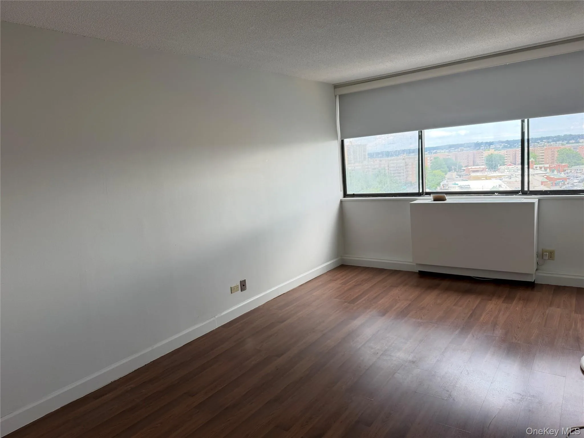 BEDROOM WITH EASTERN EXPOSURE AND WALK IN CLOSET BEDROOM WITH EASTERN EXPOSURE AND WALK IN CLOSET