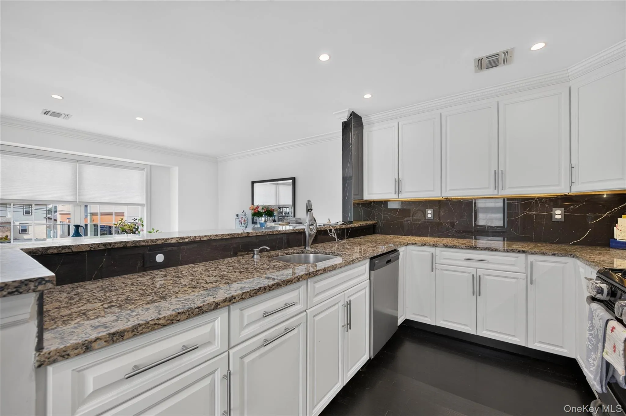 1 Koch Place, North Hempstead, NY, 1 Bedroom Bedrooms, 5 Rooms Rooms,2 BathroomsBathrooms,Residential,For Rent,Koch,0,1029419 1 Koch Place, North Hempstead, NY, 1 Bedroom Bedrooms, 5 Rooms Rooms,2 BathroomsBathrooms,Residential,For Rent,Koch,0,1029419