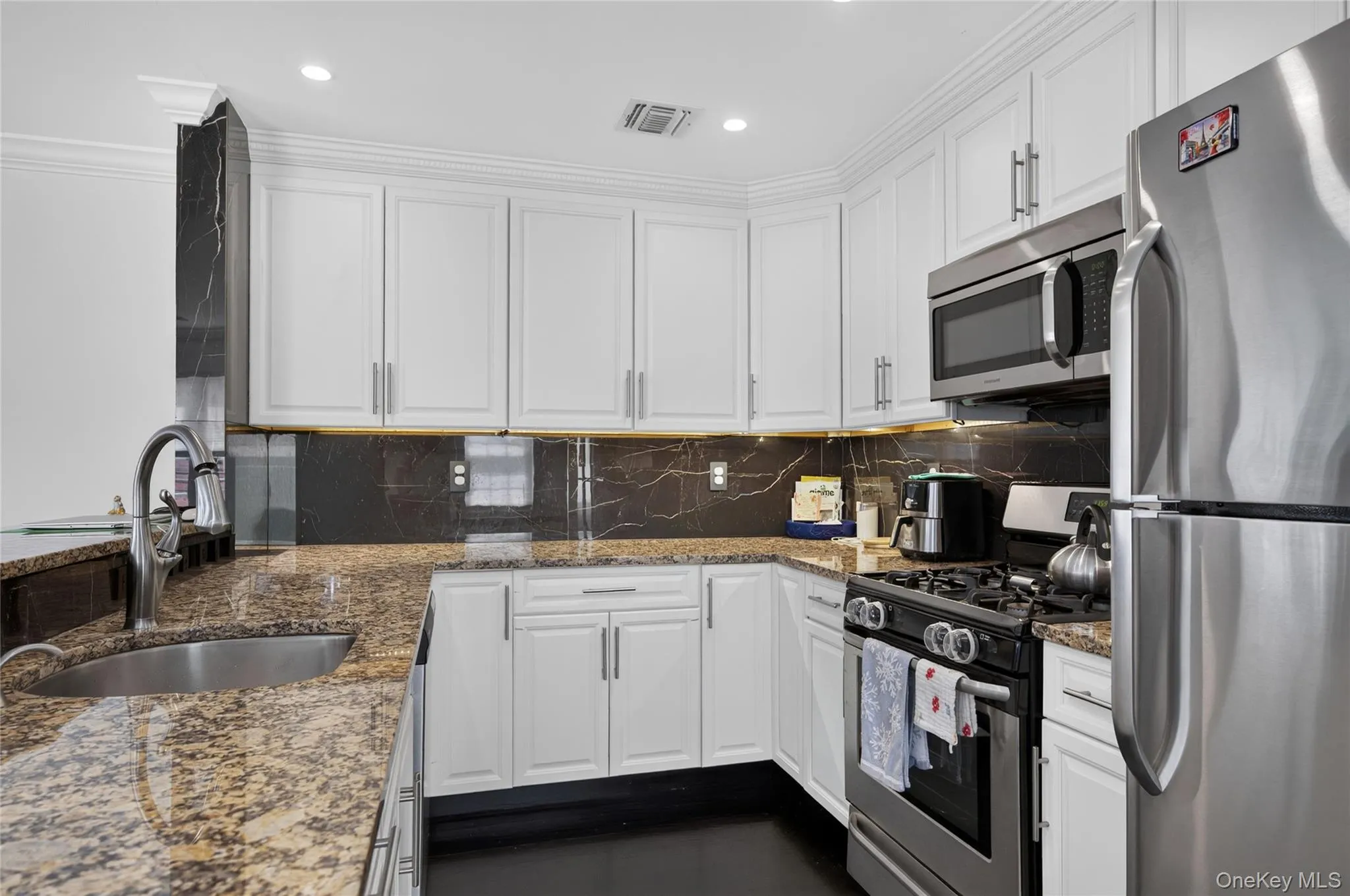 1 Koch Place, North Hempstead, NY, 1 Bedroom Bedrooms, 5 Rooms Rooms,2 BathroomsBathrooms,Residential,For Rent,Koch,0,1029419 1 Koch Place, North Hempstead, NY, 1 Bedroom Bedrooms, 5 Rooms Rooms,2 BathroomsBathrooms,Residential,For Rent,Koch,0,1029419