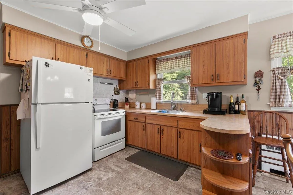 101 Lake Avenue, Smithtown, NY, 3 Bedrooms Bedrooms, 5 Rooms Rooms,2 BathroomsBathrooms,Residential,For Rent,Lake,0,1029446 101 Lake Avenue, Smithtown, NY, 3 Bedrooms Bedrooms, 5 Rooms Rooms,2 BathroomsBathrooms,Residential,For Rent,Lake,0,1029446