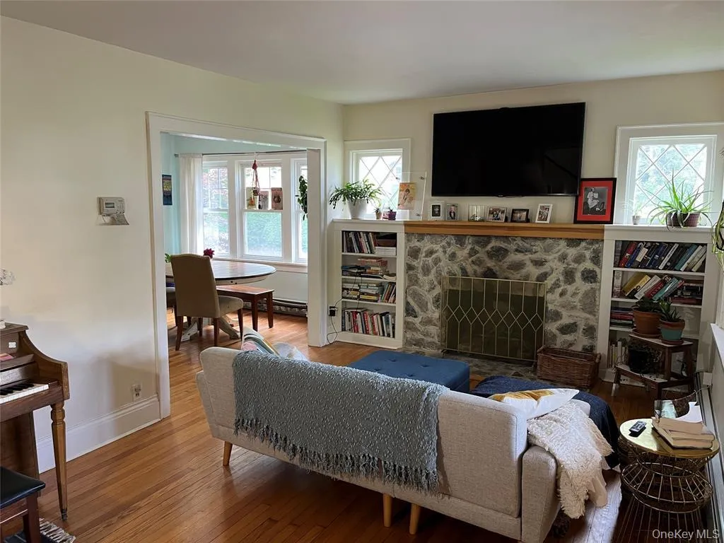 25 Willow Avenue, Huntington, NY, 3 Bedrooms Bedrooms, 6 Rooms Rooms,1 BathroomBathrooms,Residential Lease,For Rent,Willow,0,1029456 25 Willow Avenue, Huntington, NY, 3 Bedrooms Bedrooms, 6 Rooms Rooms,1 BathroomBathrooms,Residential Lease,For Rent,Willow,0,1029456
