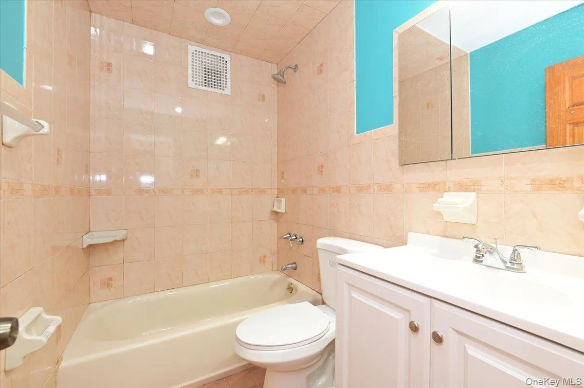 8957 Gold Road, New York, NY, 3 Bedrooms Bedrooms, 5 Rooms Rooms,1 BathroomBathrooms,Residential Lease,For Rent,Gold,0,1029462 8957 Gold Road, New York, NY, 3 Bedrooms Bedrooms, 5 Rooms Rooms,1 BathroomBathrooms,Residential Lease,For Rent,Gold,0,1029462