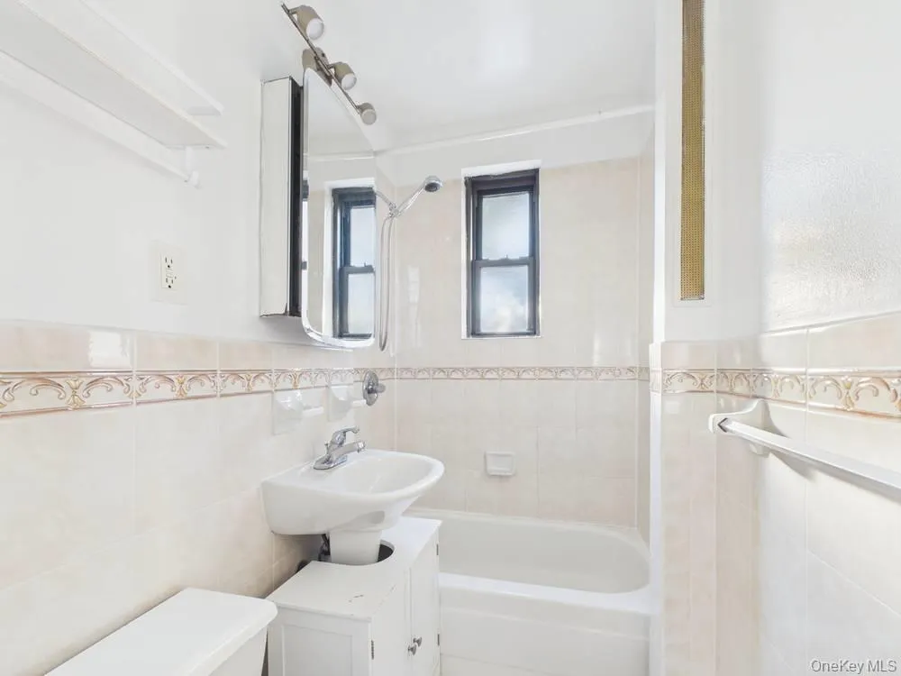 21-37 33rd street, New York, NY, 2 Bedrooms Bedrooms, 4 Rooms Rooms,1 BathroomBathrooms,Residential Lease,For Rent,33rd street,0,1029481 21-37 33rd street, New York, NY, 2 Bedrooms Bedrooms, 4 Rooms Rooms,1 BathroomBathrooms,Residential Lease,For Rent,33rd street,0,1029481
