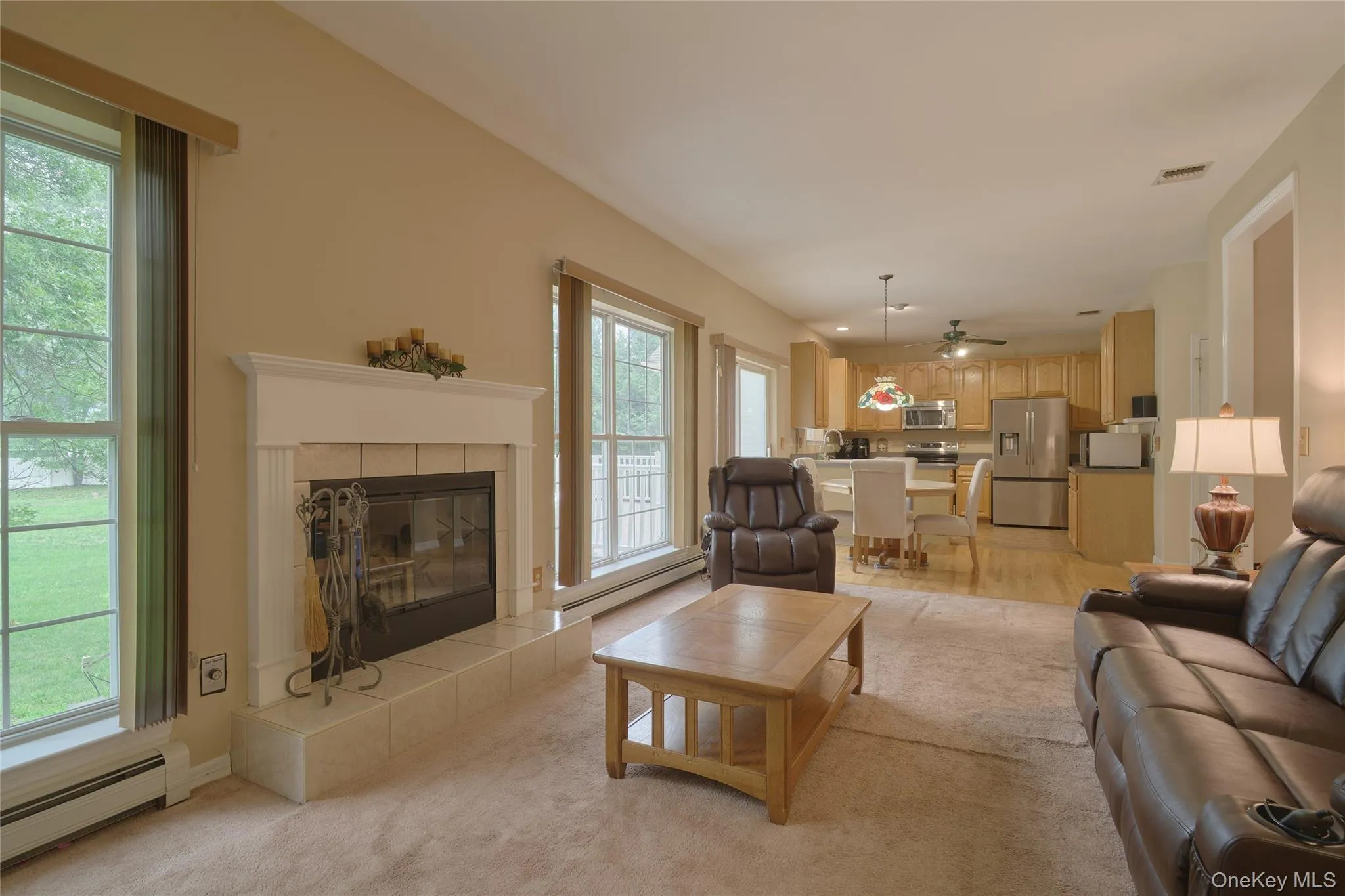 With fireplace With fireplace