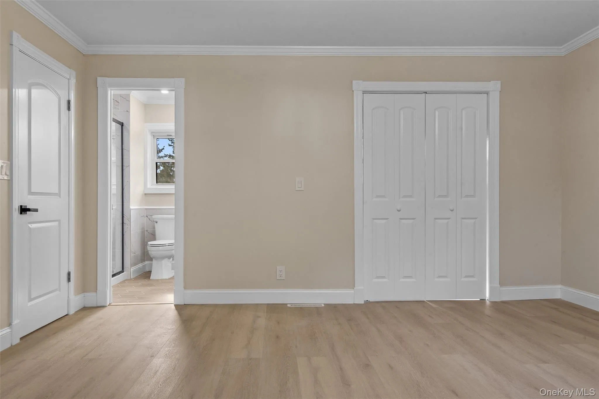 Primary Suite w/ walkin closet Primary Suite w/ walkin closet