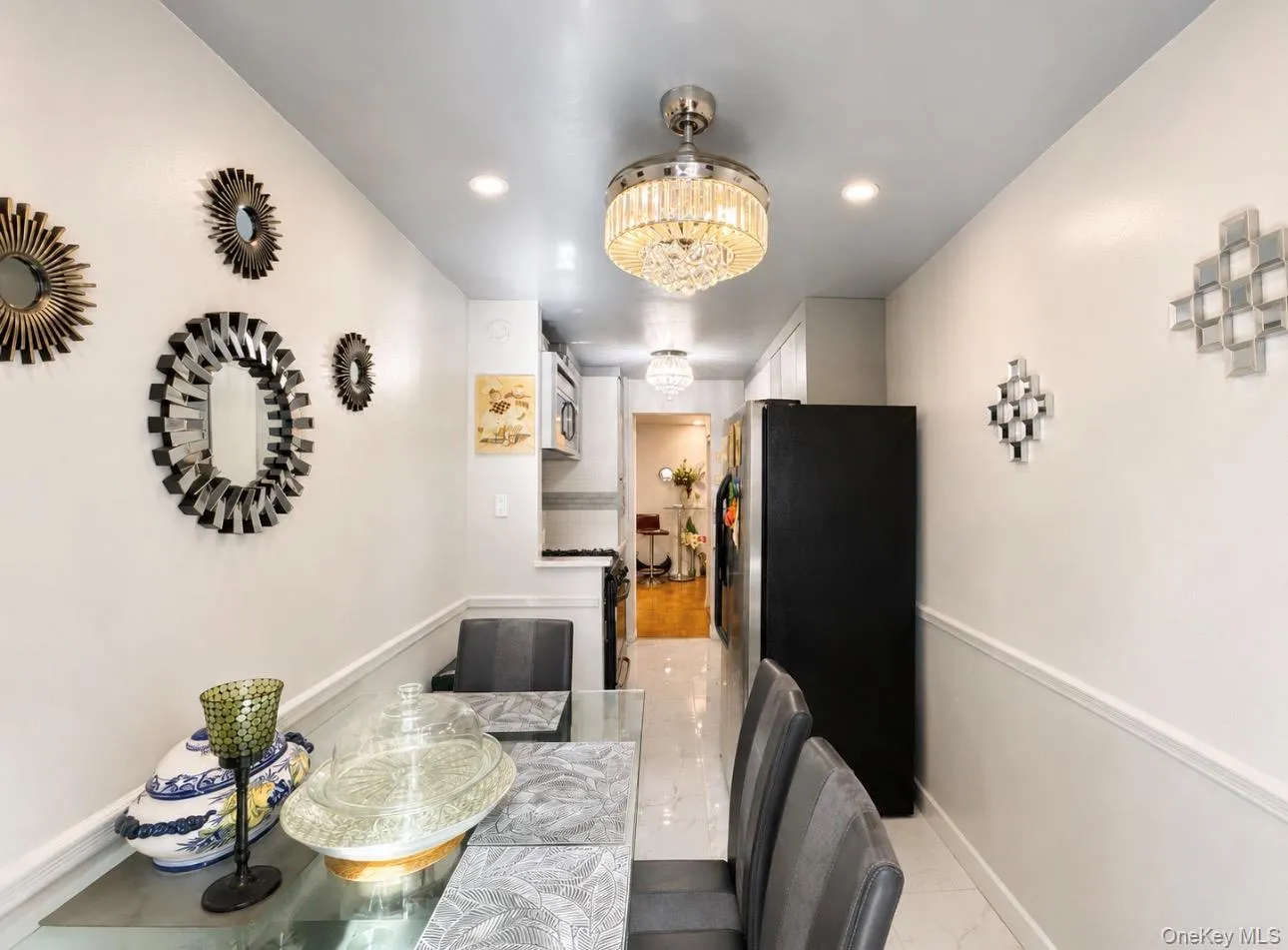 This room has been virtually decluttered This room has been virtually decluttered