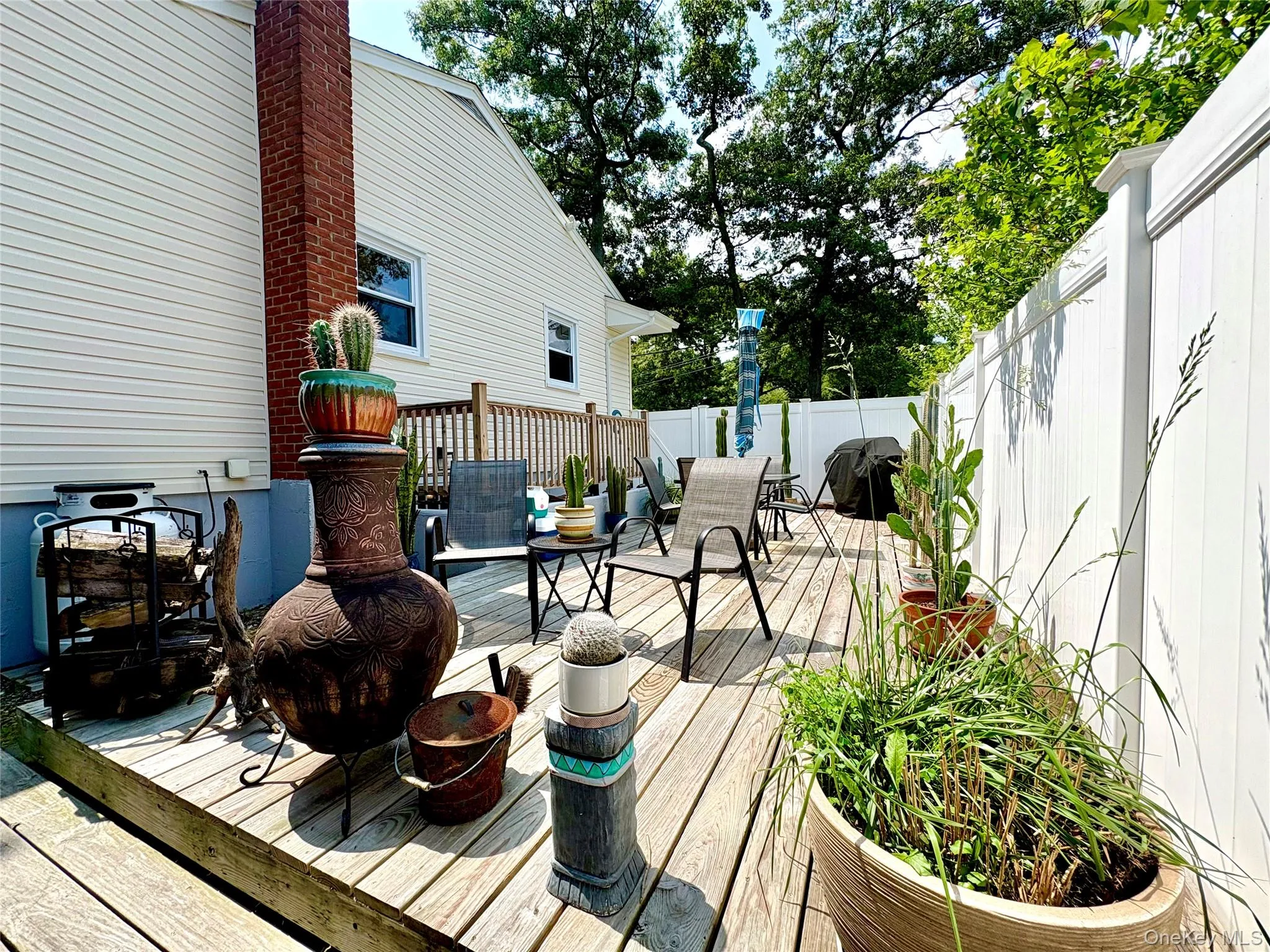Deck/ outside entrance. Deck/ outside entrance.