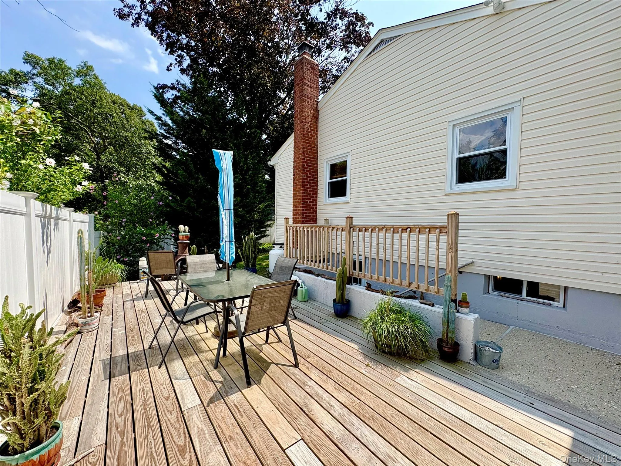 Deck /outside entrance. Deck /outside entrance.