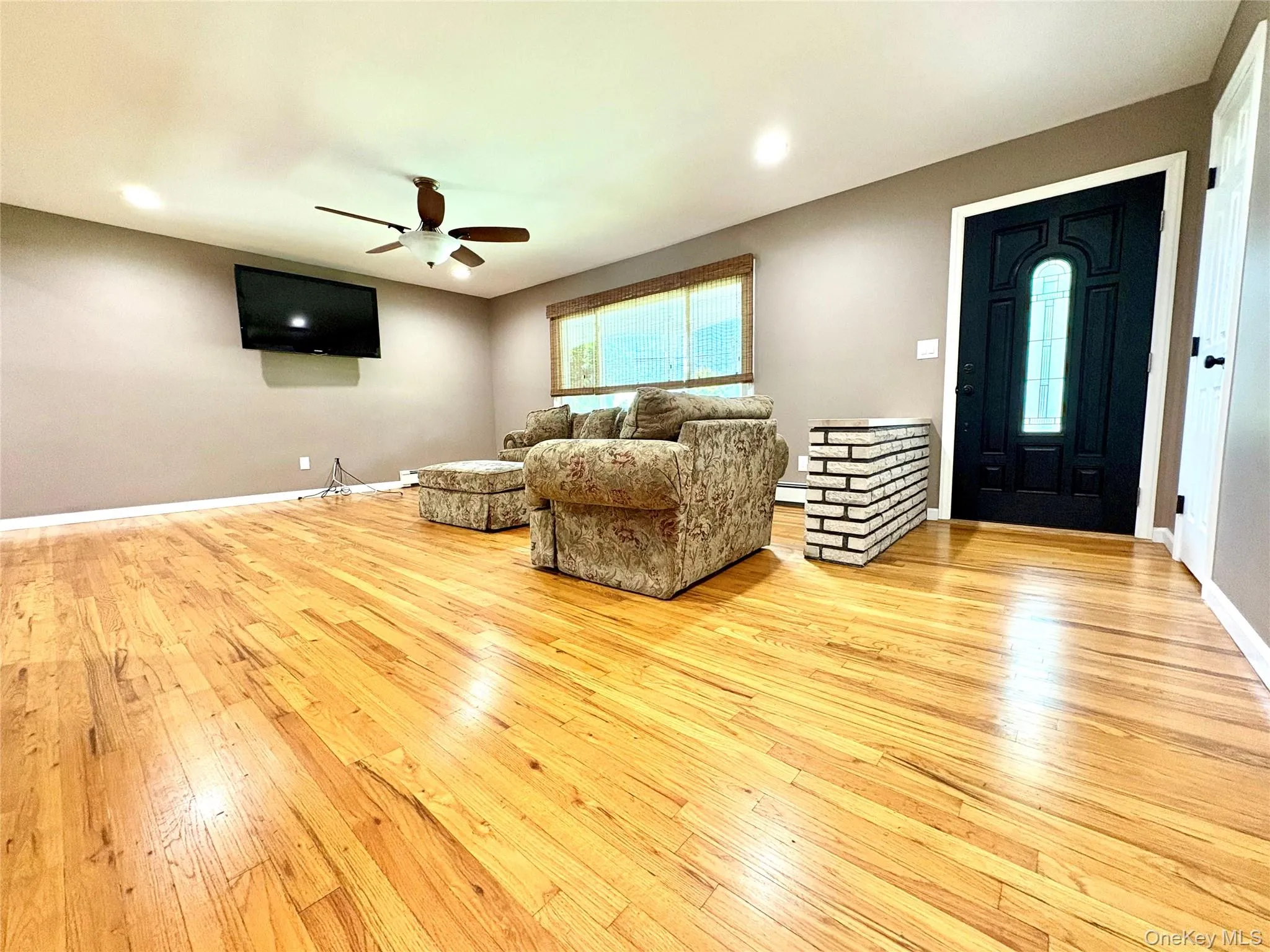 Front door entry/ Large living room. Front door entry/ Large living room.
