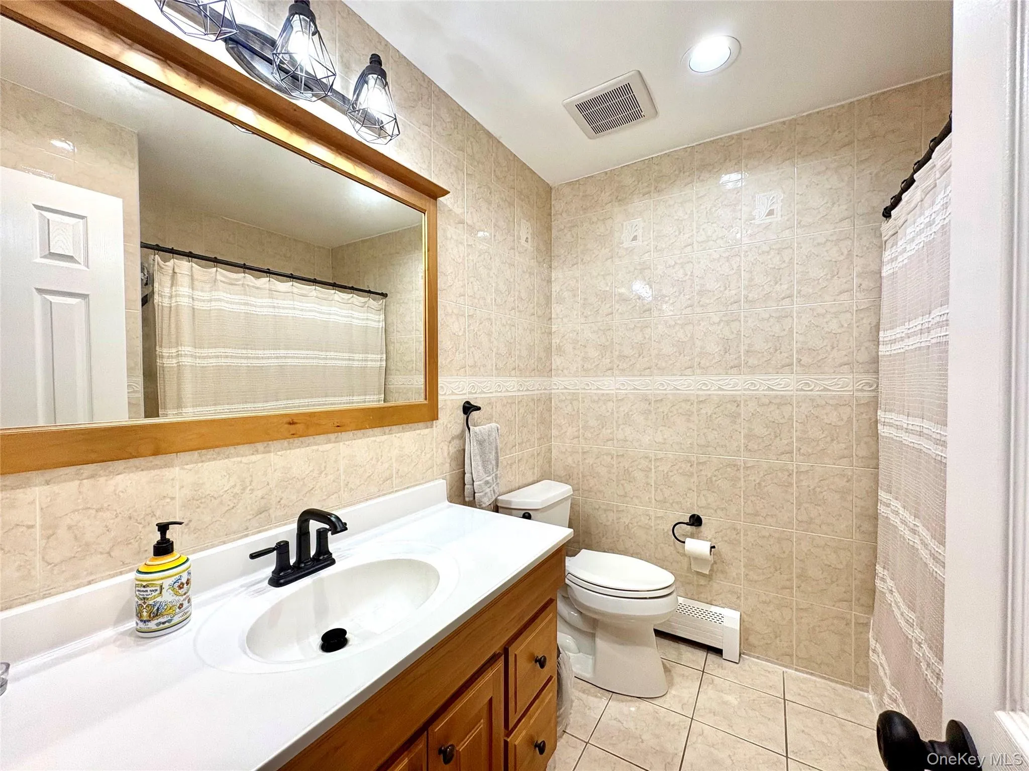 Main full bathroom. Main full bathroom.
