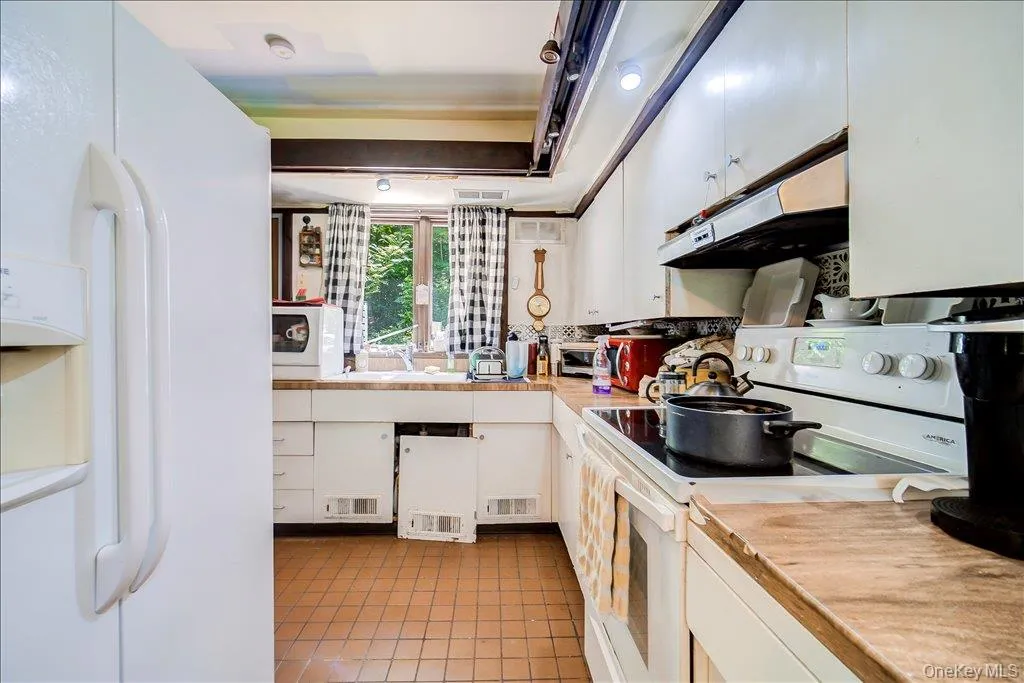 10-12 Woodlea Road, Clinton, NY, 7 Bedrooms Bedrooms, 7 Rooms Rooms,4 BathroomsBathrooms,Residential,For Rent,Woodlea,0,1029597 10-12 Woodlea Road, Clinton, NY, 7 Bedrooms Bedrooms, 7 Rooms Rooms,4 BathroomsBathrooms,Residential,For Rent,Woodlea,0,1029597