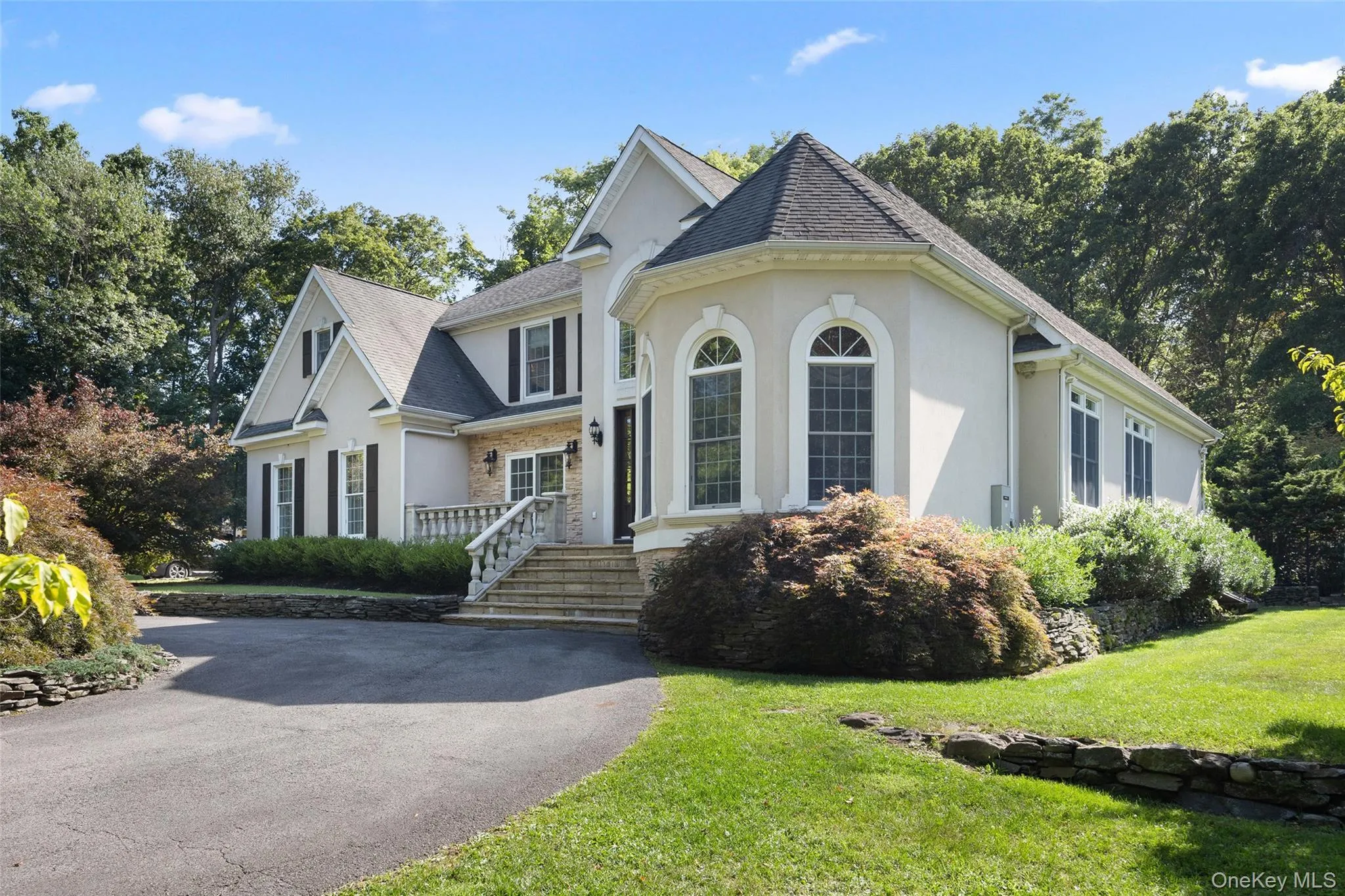 Circular Drive Up, So much curb appeal! Circular Drive Up, So much curb appeal!