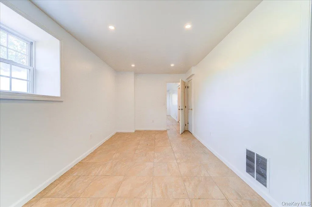 lower level bonus room can be office lower level bonus room can be office