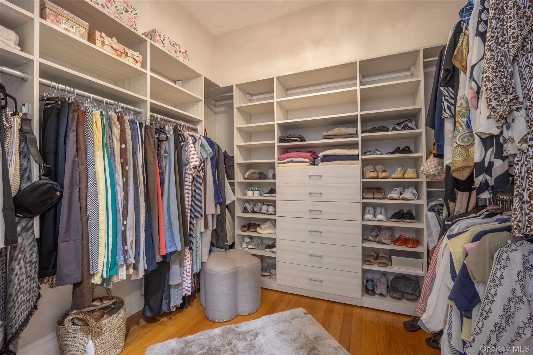 Walk-in Closet Walk-in Closet