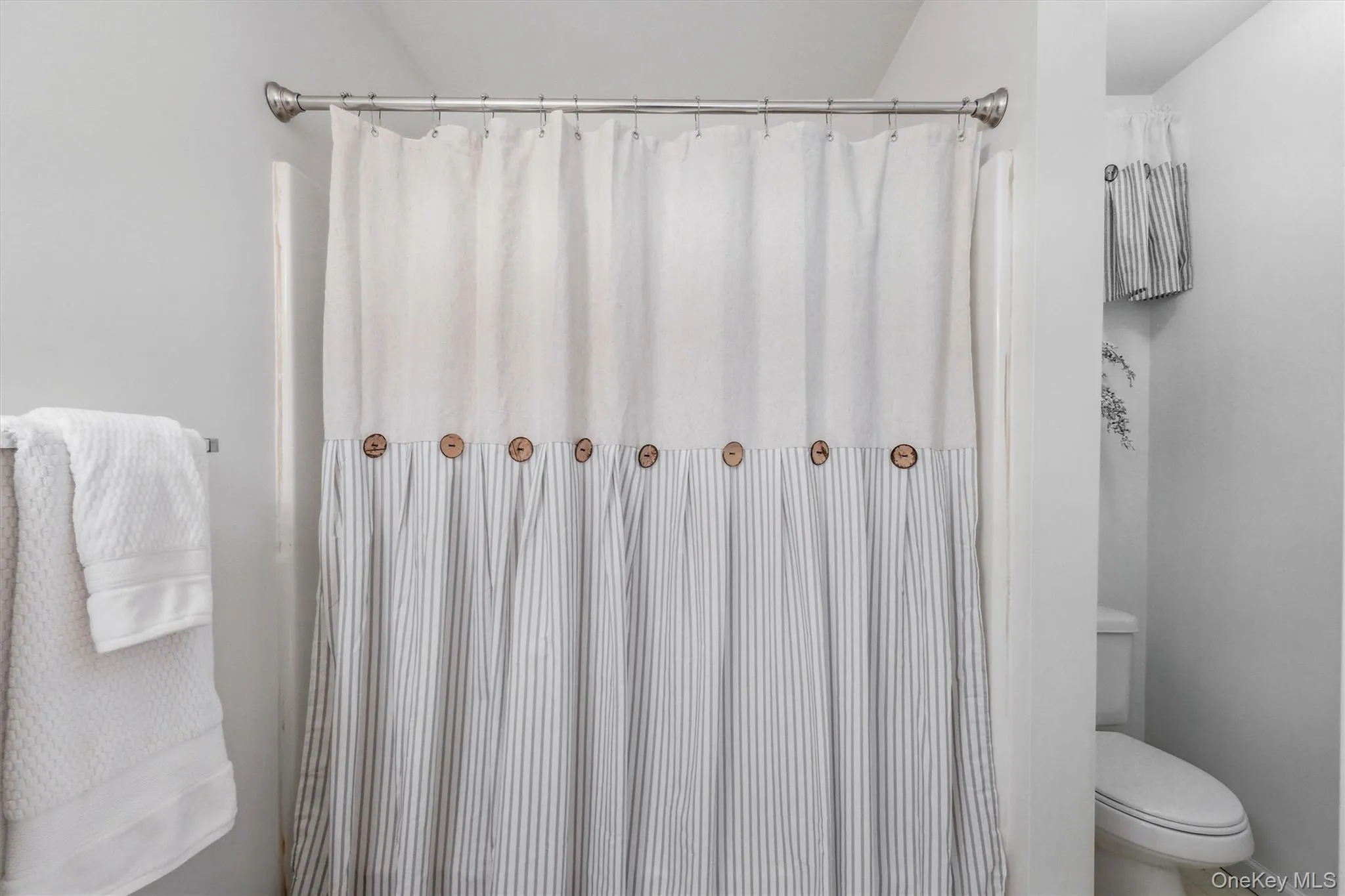 Shower stall with a chrome-finish curtain rod Shower stall with a chrome-finish curtain rod