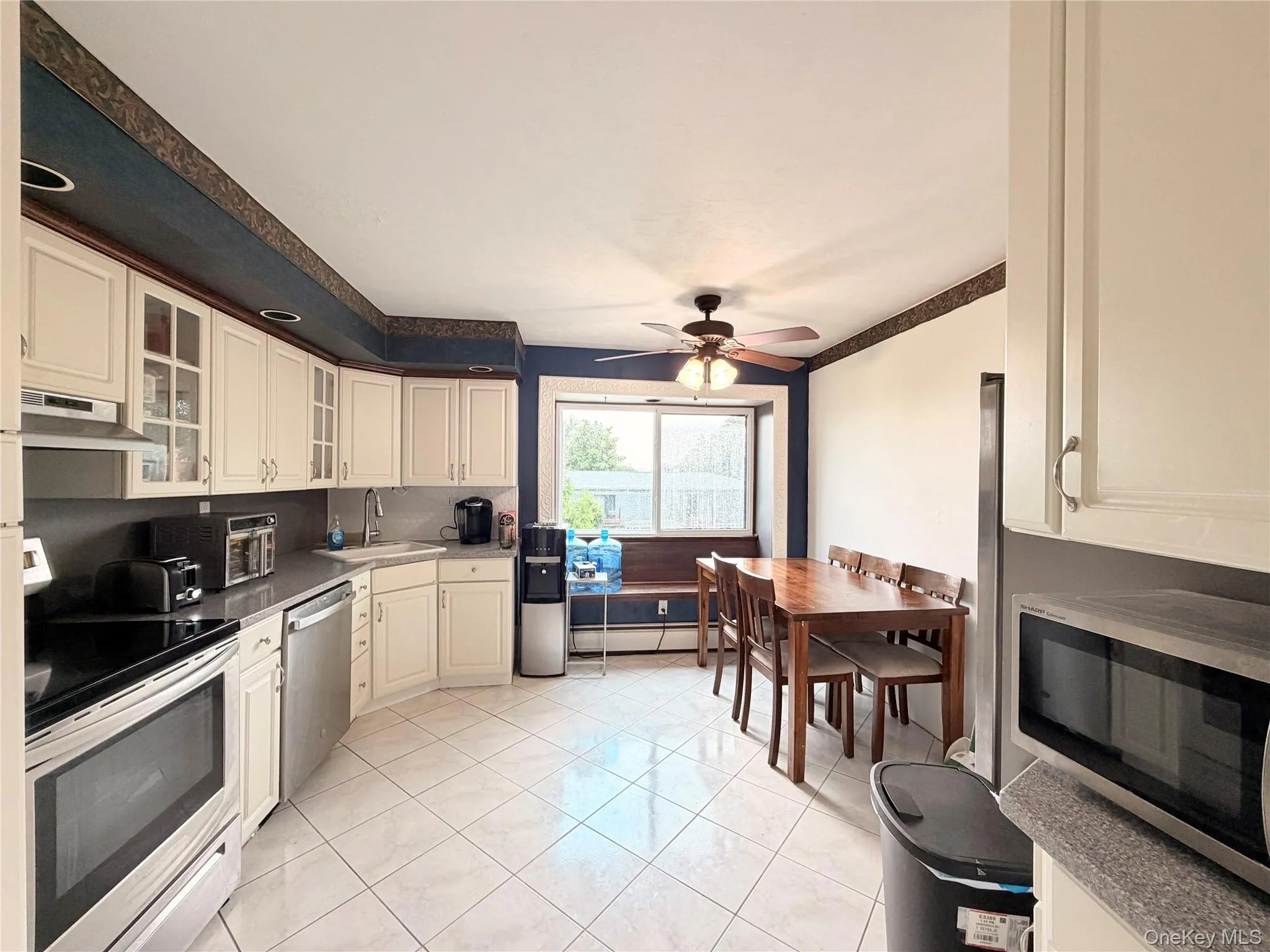 Large eat-in Kitchen Large eat-in Kitchen