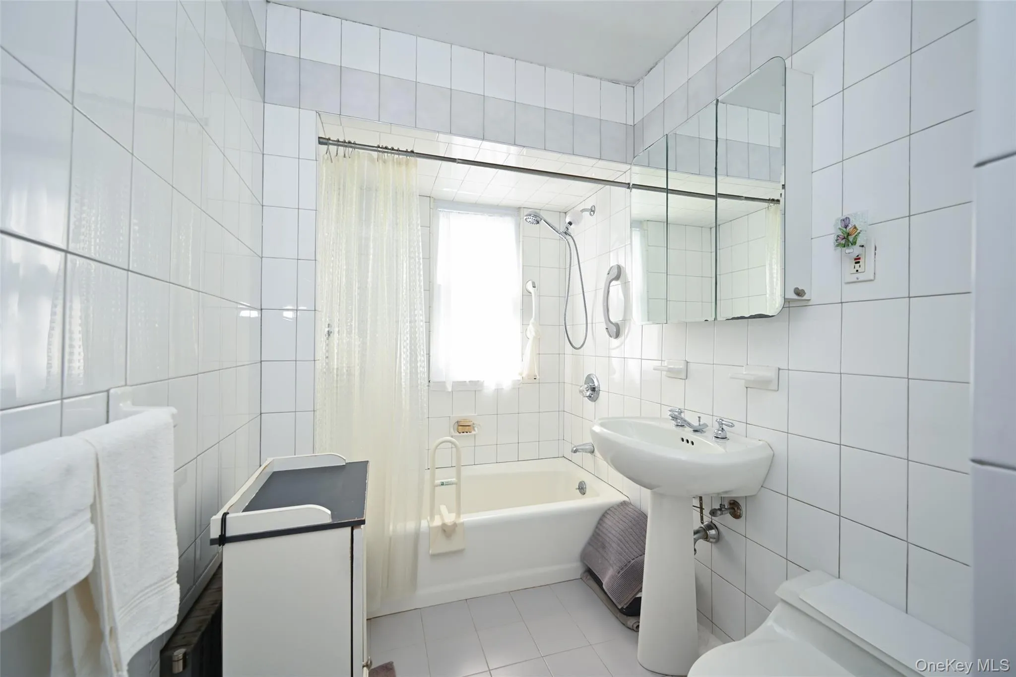171-37 Courtney Avenue, New York, NY, 3 Bedrooms Bedrooms, 9 Rooms Rooms,1 BathroomBathrooms,Residential,For Rent,Courtney,0,1029804 171-37 Courtney Avenue, New York, NY, 3 Bedrooms Bedrooms, 9 Rooms Rooms,1 BathroomBathrooms,Residential,For Rent,Courtney,0,1029804