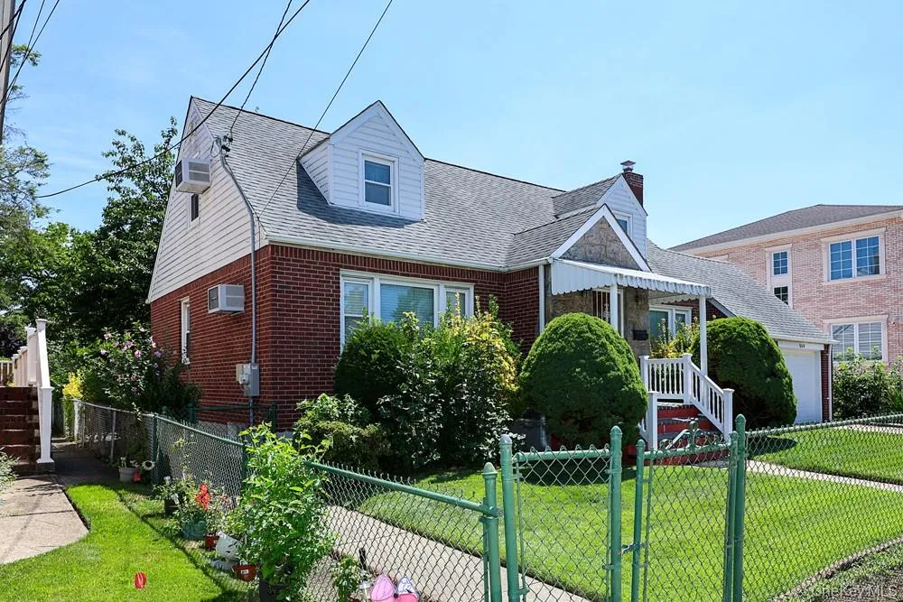 560 6th Street, North Hempstead, NY, 5 Bedrooms Bedrooms, 7 Rooms Rooms,2 BathroomsBathrooms,Residential,For Rent,6th,0,1029807 560 6th Street, North Hempstead, NY, 5 Bedrooms Bedrooms, 7 Rooms Rooms,2 BathroomsBathrooms,Residential,For Rent,6th,0,1029807