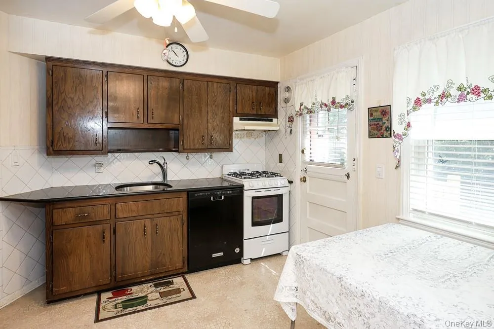 560 6th Street, North Hempstead, NY, 5 Bedrooms Bedrooms, 7 Rooms Rooms,2 BathroomsBathrooms,Residential,For Rent,6th,0,1029807 560 6th Street, North Hempstead, NY, 5 Bedrooms Bedrooms, 7 Rooms Rooms,2 BathroomsBathrooms,Residential,For Rent,6th,0,1029807