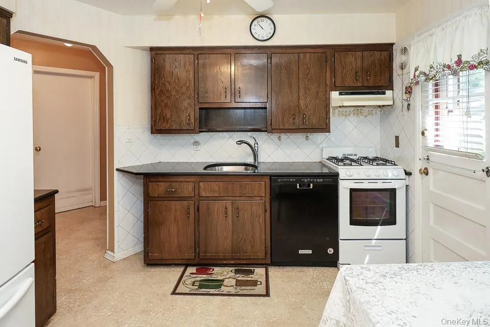 560 6th Street, North Hempstead, NY, 5 Bedrooms Bedrooms, 7 Rooms Rooms,2 BathroomsBathrooms,Residential,For Rent,6th,0,1029807 560 6th Street, North Hempstead, NY, 5 Bedrooms Bedrooms, 7 Rooms Rooms,2 BathroomsBathrooms,Residential,For Rent,6th,0,1029807