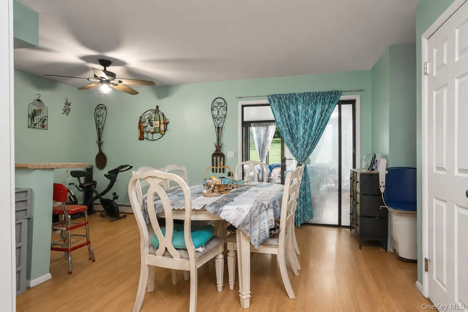 Large dining area Large dining area