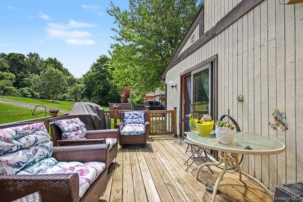 Lots of space to entertain or relax on nice days Lots of space to entertain or relax on nice days