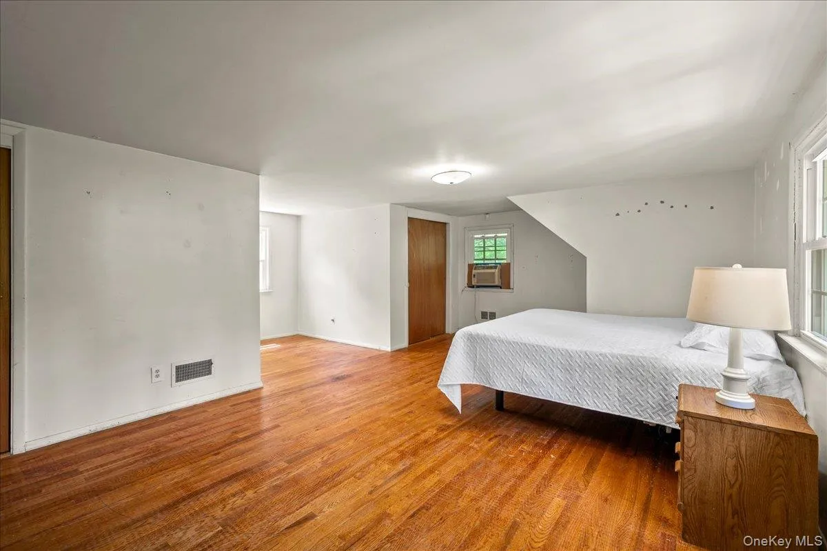 Large Bedroom/Primary Large Bedroom/Primary