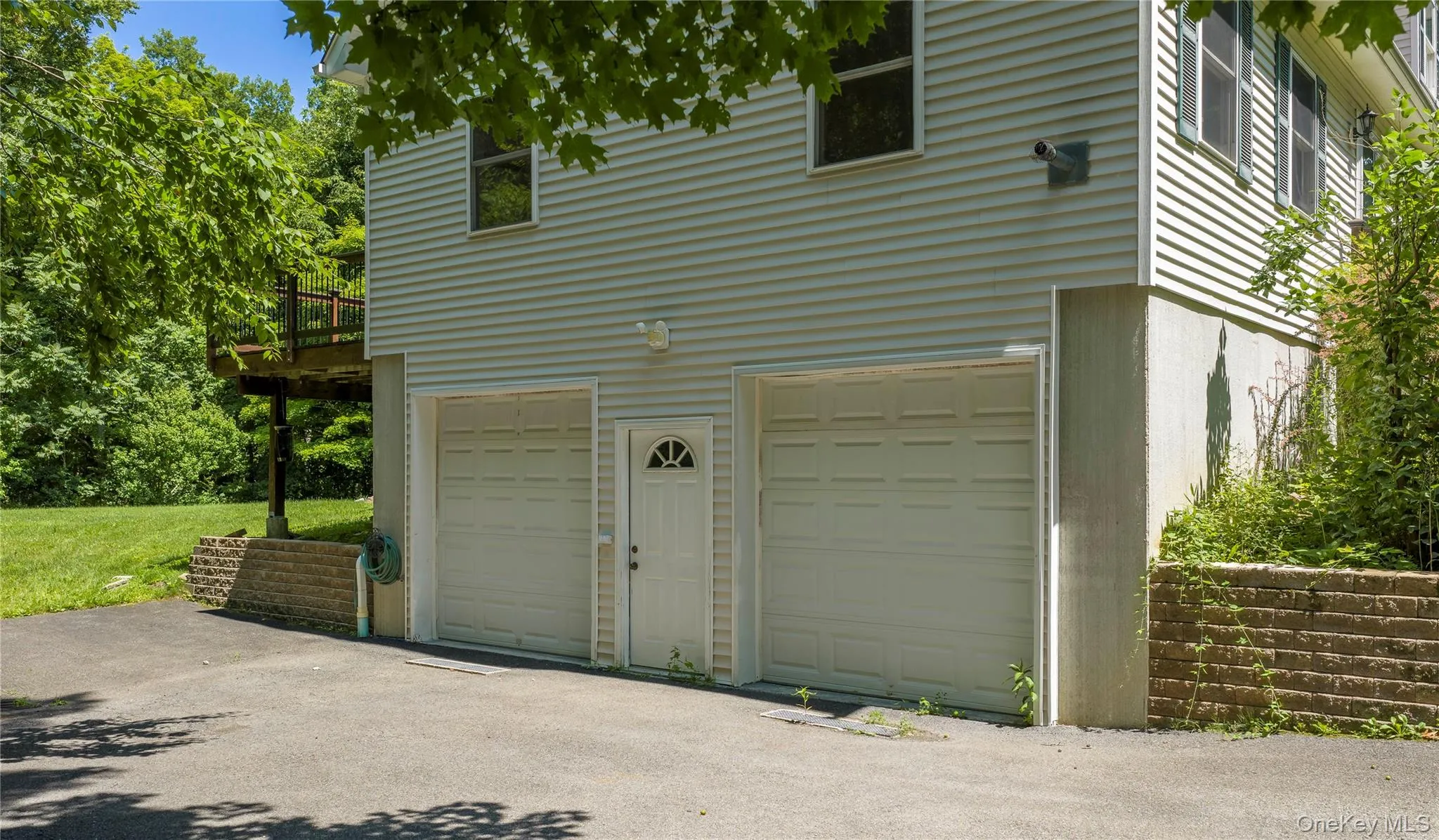 Abundant parking in the driveway. Abundant parking in the driveway.