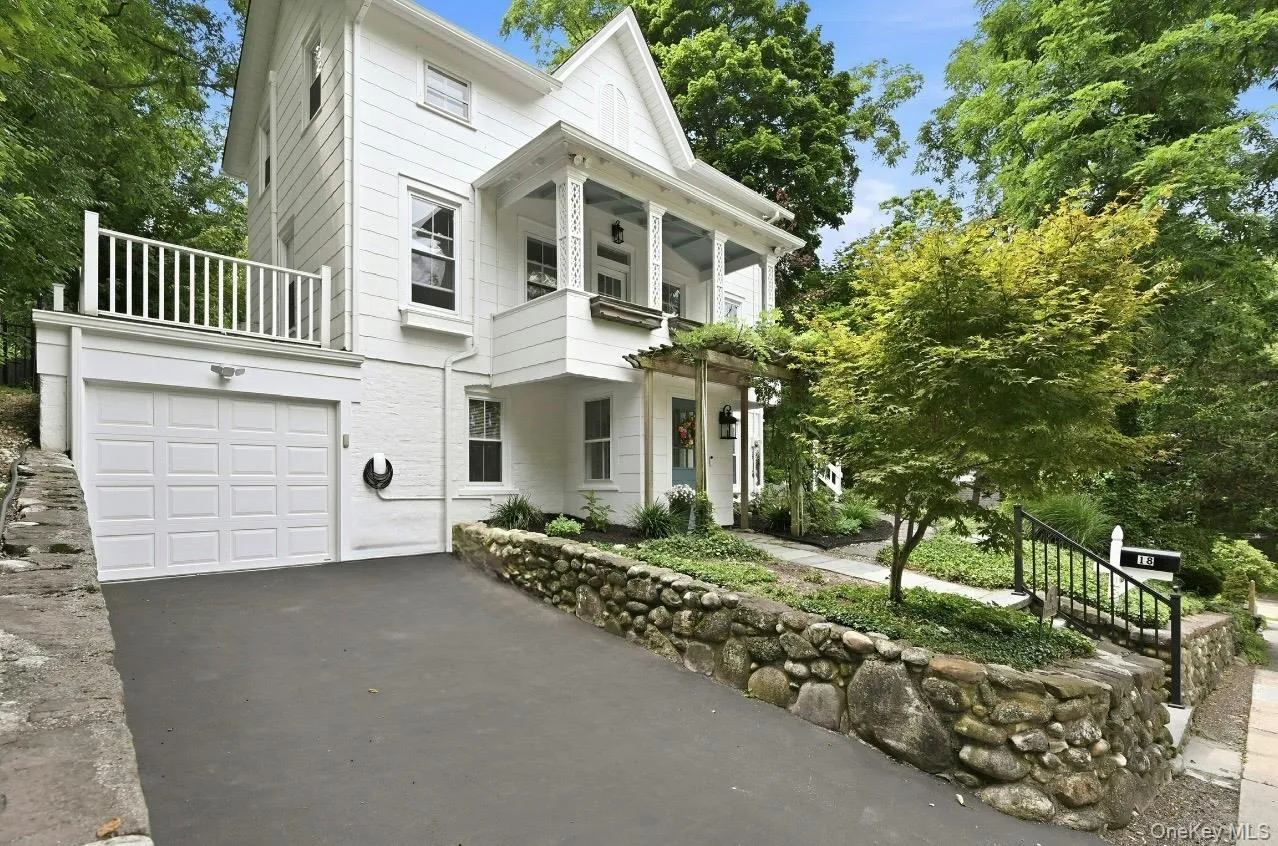 18 Washington Place, Huntington, NY, 3 Bedrooms Bedrooms, 8 Rooms Rooms,2 BathroomsBathrooms,Residential,For Rent,Washington,0,1029867 18 Washington Place, Huntington, NY, 3 Bedrooms Bedrooms, 8 Rooms Rooms,2 BathroomsBathrooms,Residential,For Rent,Washington,0,1029867