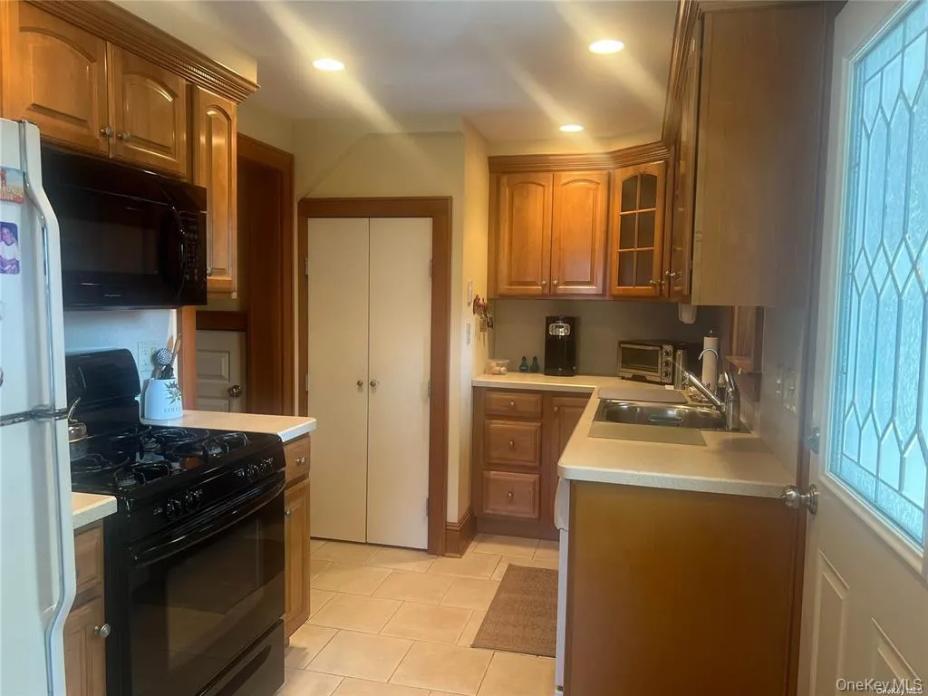 Great Eat In Kitchen, Granite Countertops with Tiled Backsplash, Dishwasher and Under Counter Lights Great Eat In Kitchen, Granite Countertops with Tiled Backsplash, Dishwasher and Under Counter Lights