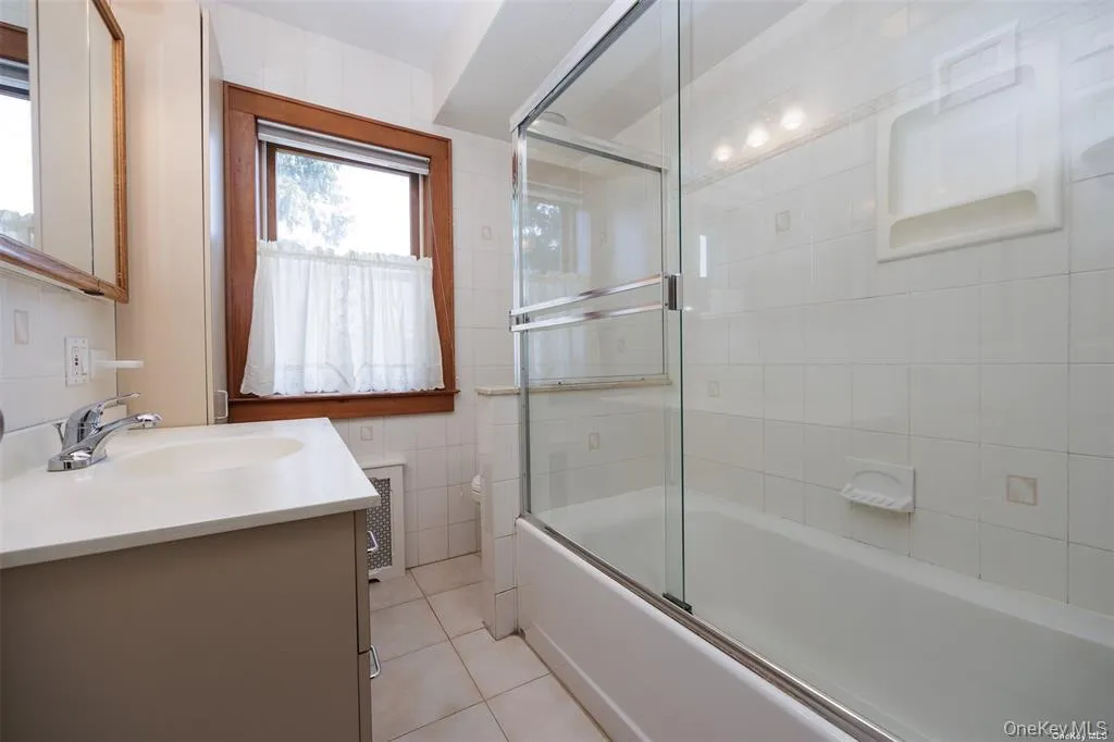Second Floor Immaculate Full Bathroom Second Floor Immaculate Full Bathroom