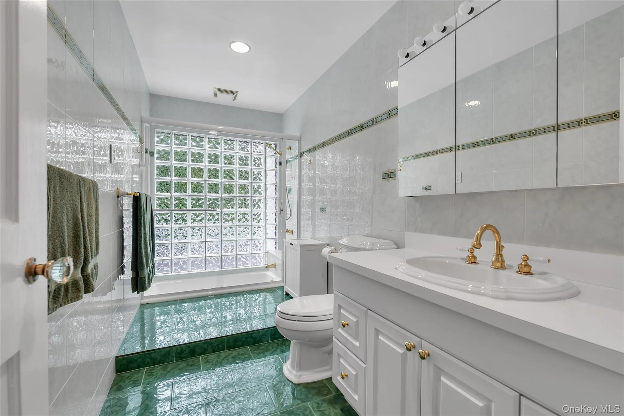 34 Soundview Crest, North Hempstead, NY, 4 Bedrooms Bedrooms, 7 Rooms Rooms,3 BathroomsBathrooms,Residential,For Rent,Soundview,0,1029938 34 Soundview Crest, North Hempstead, NY, 4 Bedrooms Bedrooms, 7 Rooms Rooms,3 BathroomsBathrooms,Residential,For Rent,Soundview,0,1029938