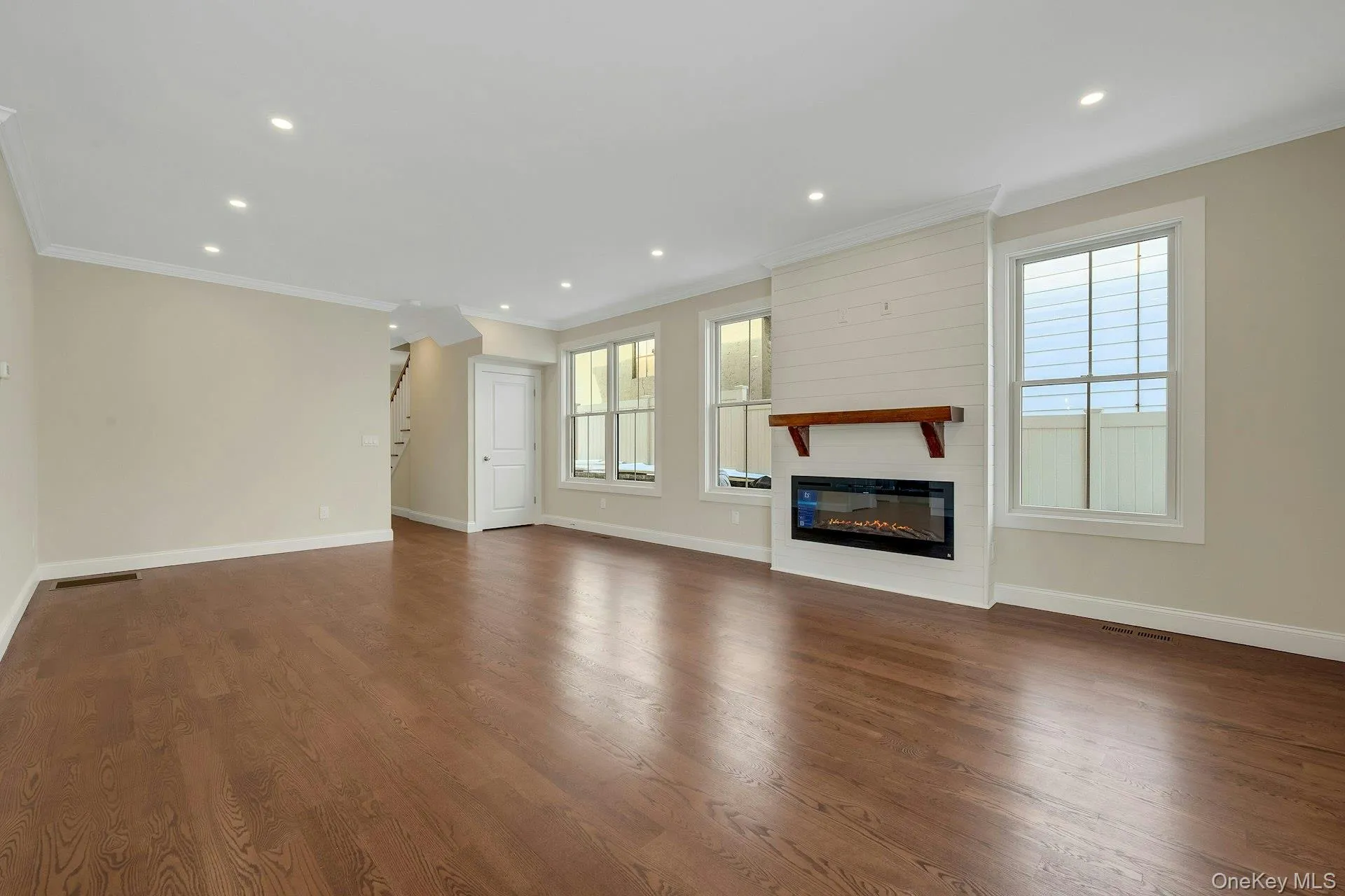 Spacious living room with fireplace Spacious living room with fireplace