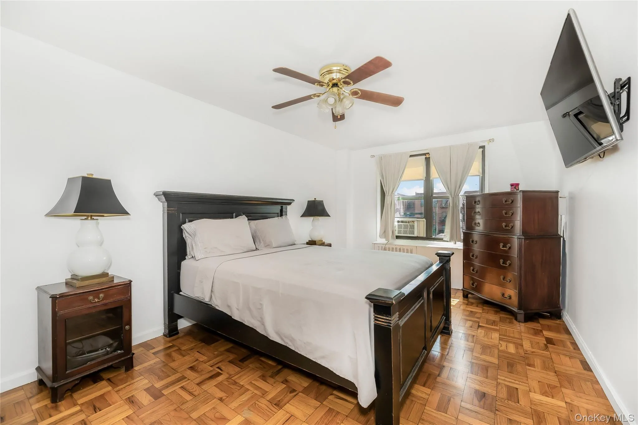 With En Suite and Walk-in Closet With En Suite and Walk-in Closet
