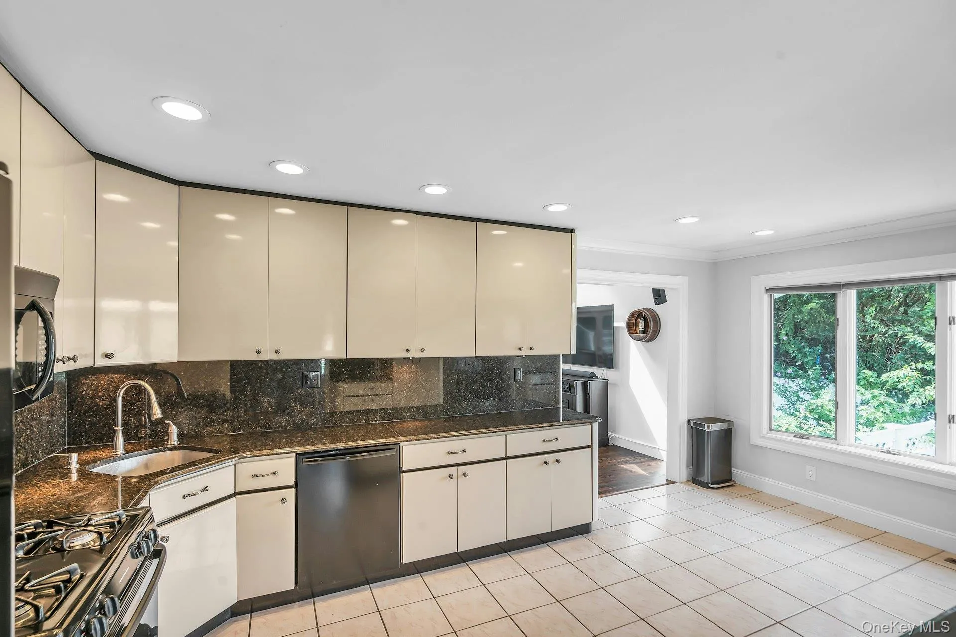 20 Hunter Place, Smithtown, NY, 4 Bedrooms Bedrooms, 10 Rooms Rooms,2 BathroomsBathrooms,Residential,For Rent,Hunter,0,1030021 20 Hunter Place, Smithtown, NY, 4 Bedrooms Bedrooms, 10 Rooms Rooms,2 BathroomsBathrooms,Residential,For Rent,Hunter,0,1030021