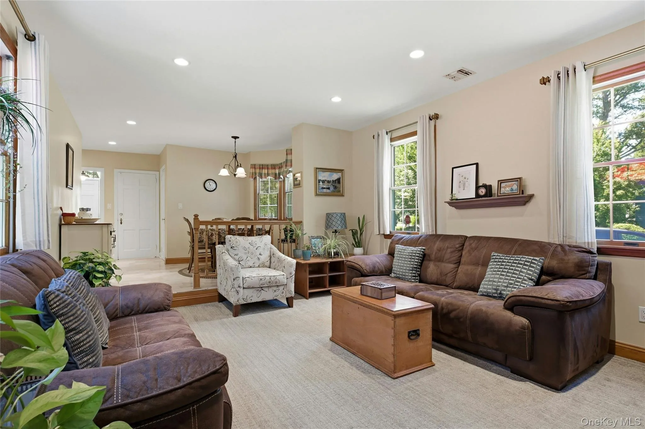 Large sunny room with large closets Large sunny room with large closets