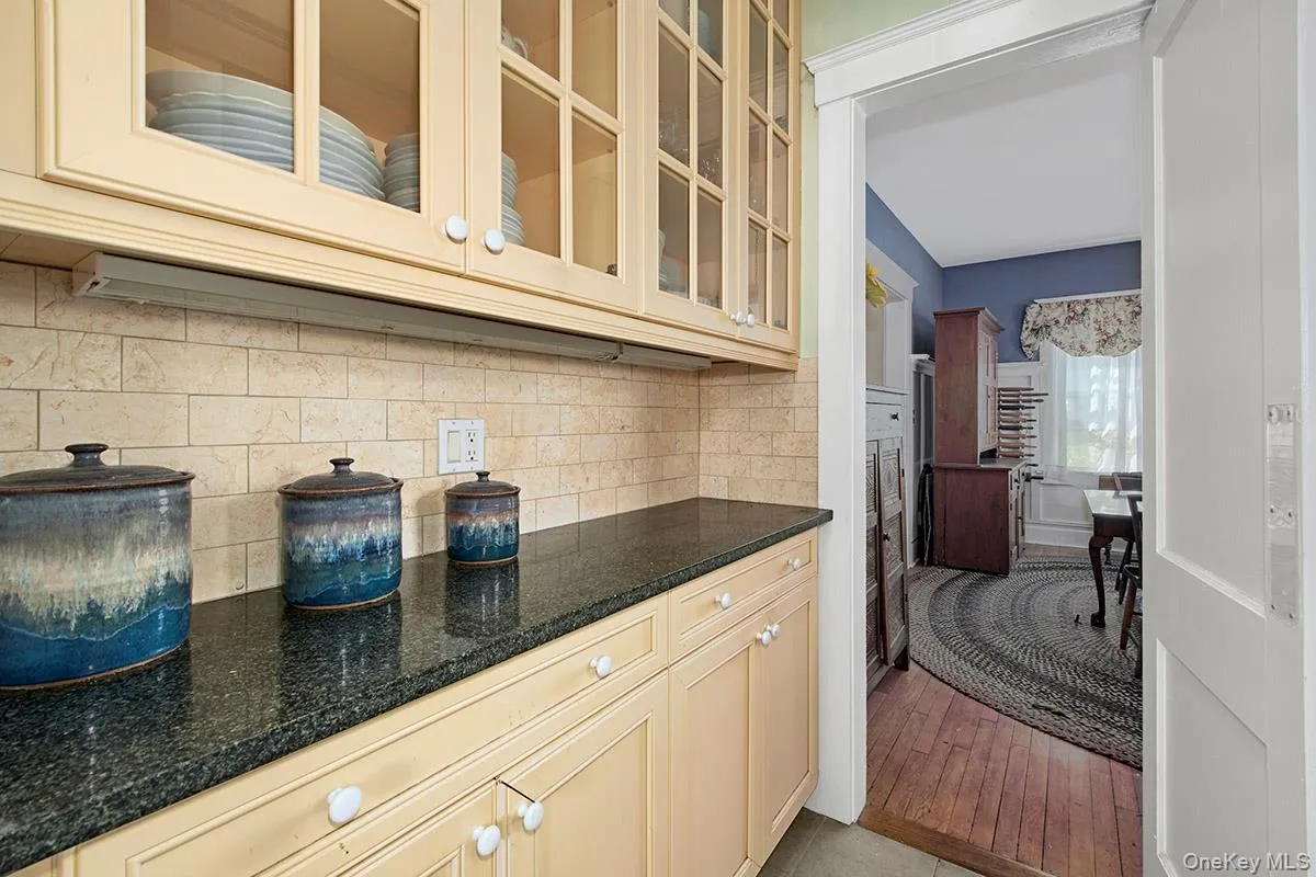 Butler's Pantry Conveniently Located Between the Kitchen and the Dining Room Butler's Pantry Conveniently Located Between the Kitchen and the Dining Room