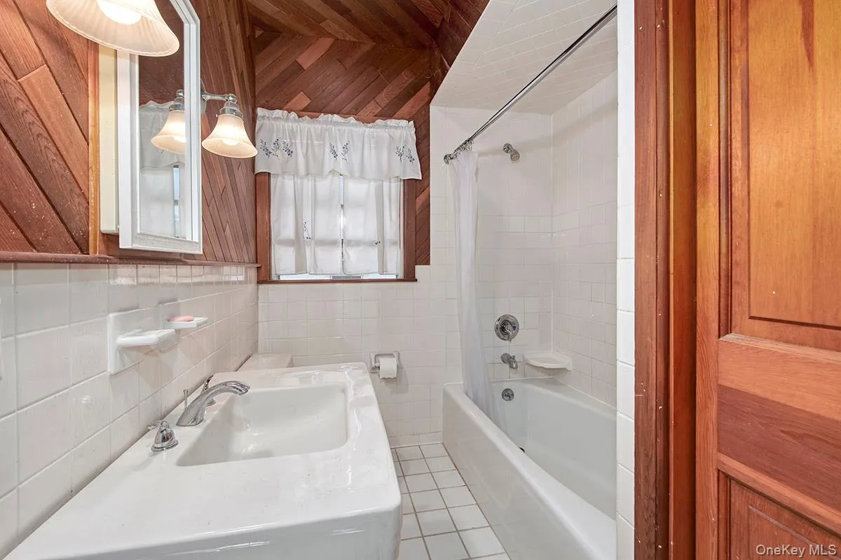 Full Bathroom Full Bathroom