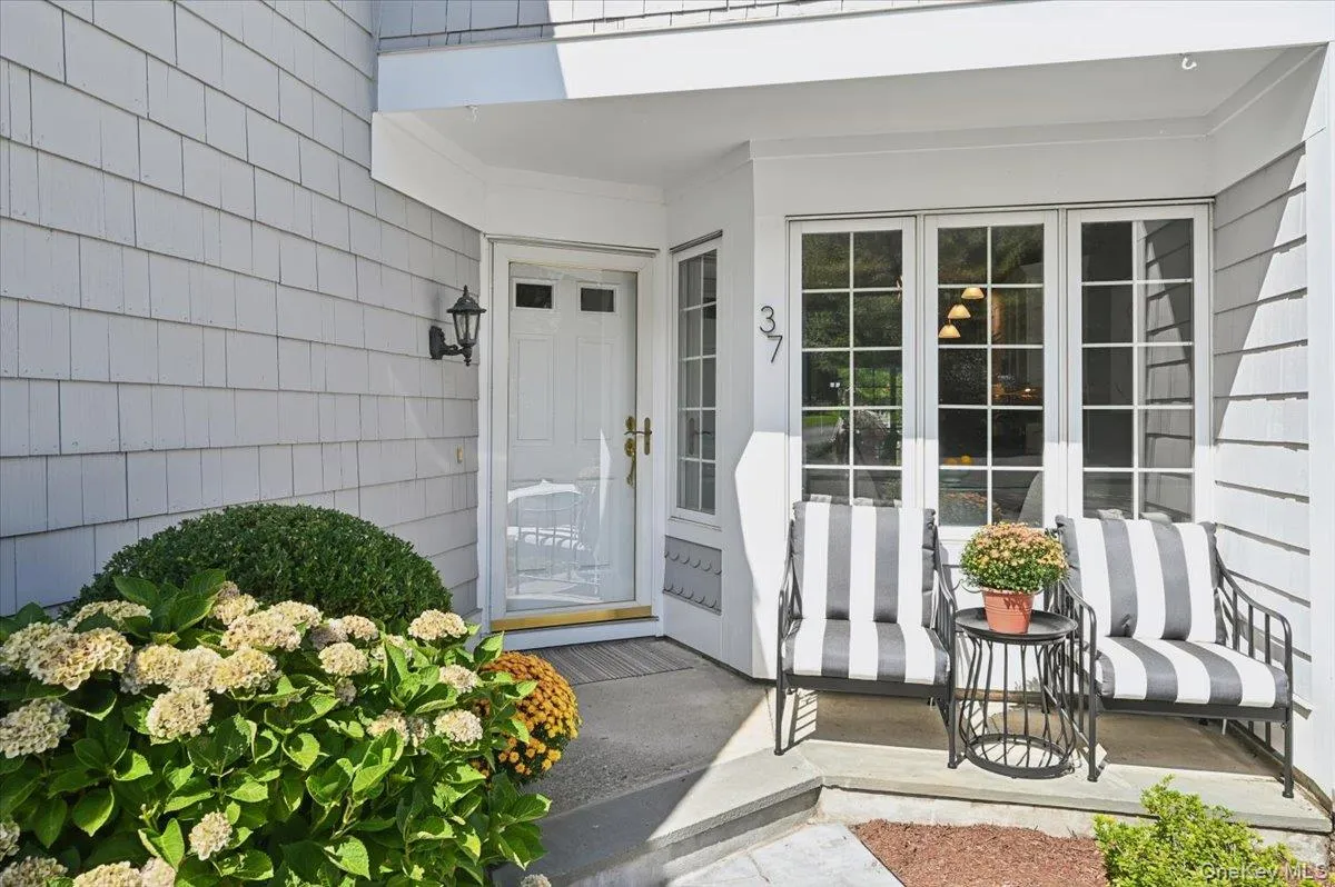Inviting & sunny entrance Inviting & sunny entrance