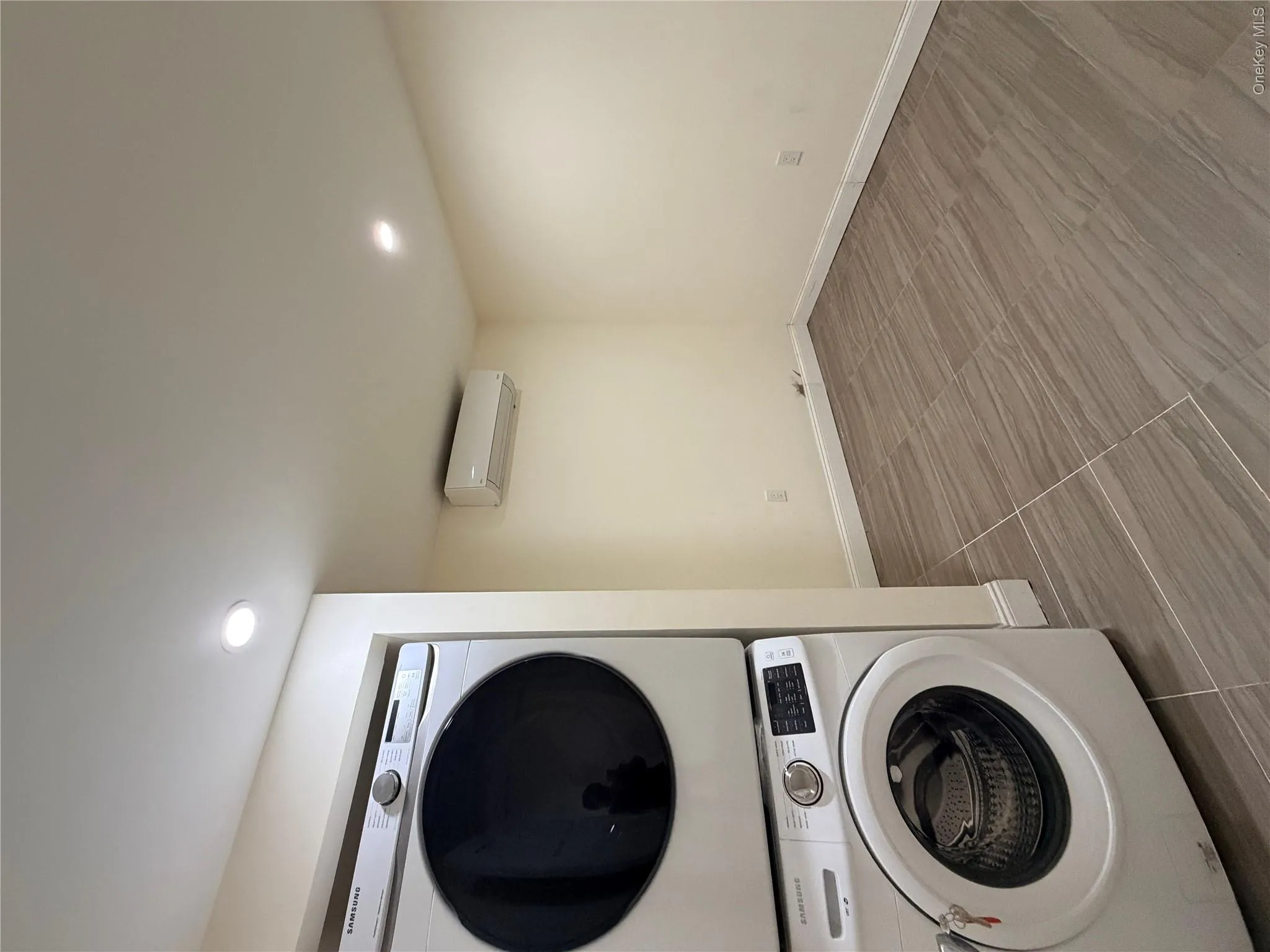3321 Farrington Street, New York, NY, 3 Bedrooms Bedrooms, 5 Rooms Rooms,1 BathroomBathrooms,Residential Lease,For Rent,Farrington,0,1030125 3321 Farrington Street, New York, NY, 3 Bedrooms Bedrooms, 5 Rooms Rooms,1 BathroomBathrooms,Residential Lease,For Rent,Farrington,0,1030125